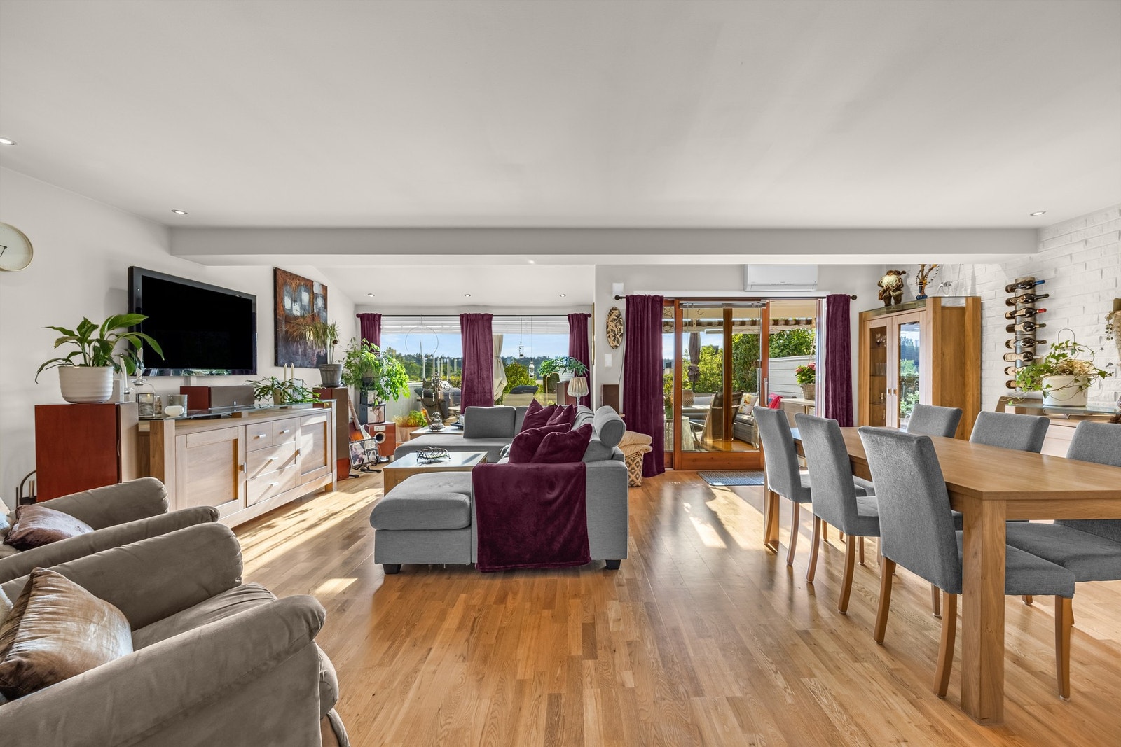 Vi går inn! Boligen har en stor stue, som ble bygd på i 1983. De gode vindusflatene slipper inn rikelig med naturlig lys. Galleribilde