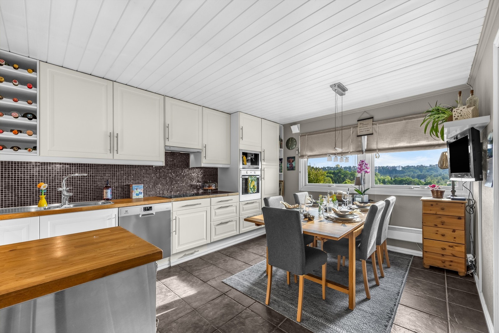 Boligen har et svært romslig kjøkken, med både god skapplass og arbeidsbenk. Galleribilde