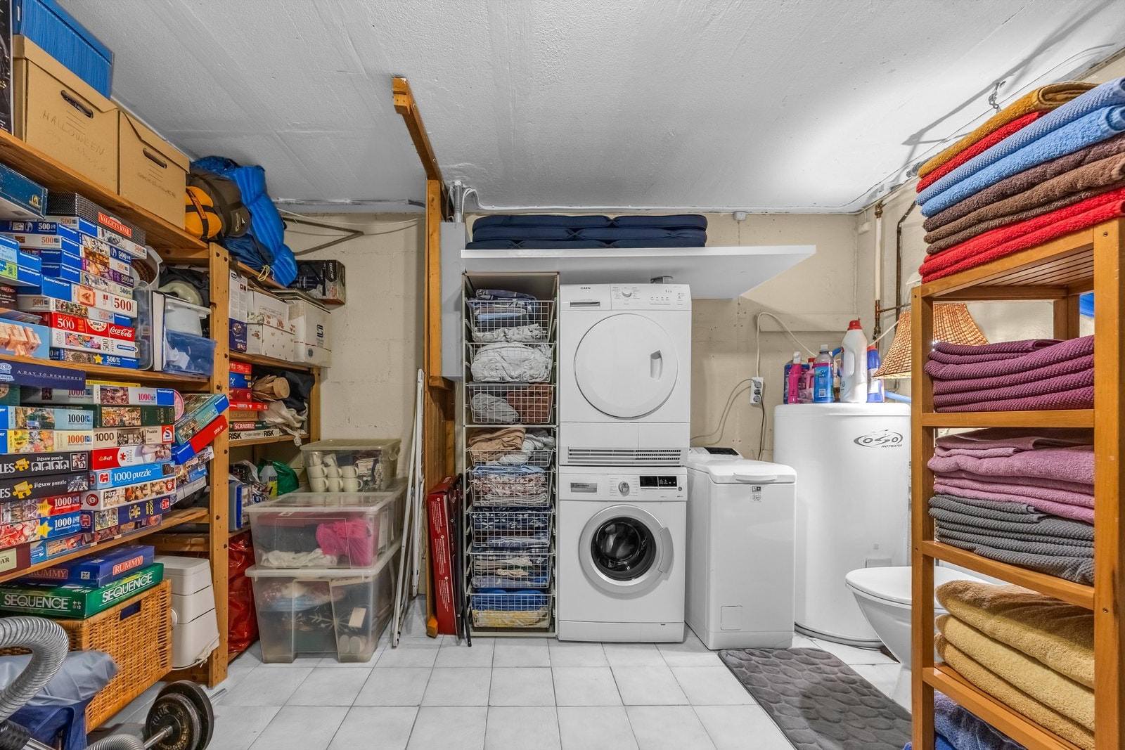 Innenfor dette rommet er det en praktisk bod/vaskerom, hvor det er installert toalett, varmtvannsbereder og opplegg for vaskemaskin. Galleribilde