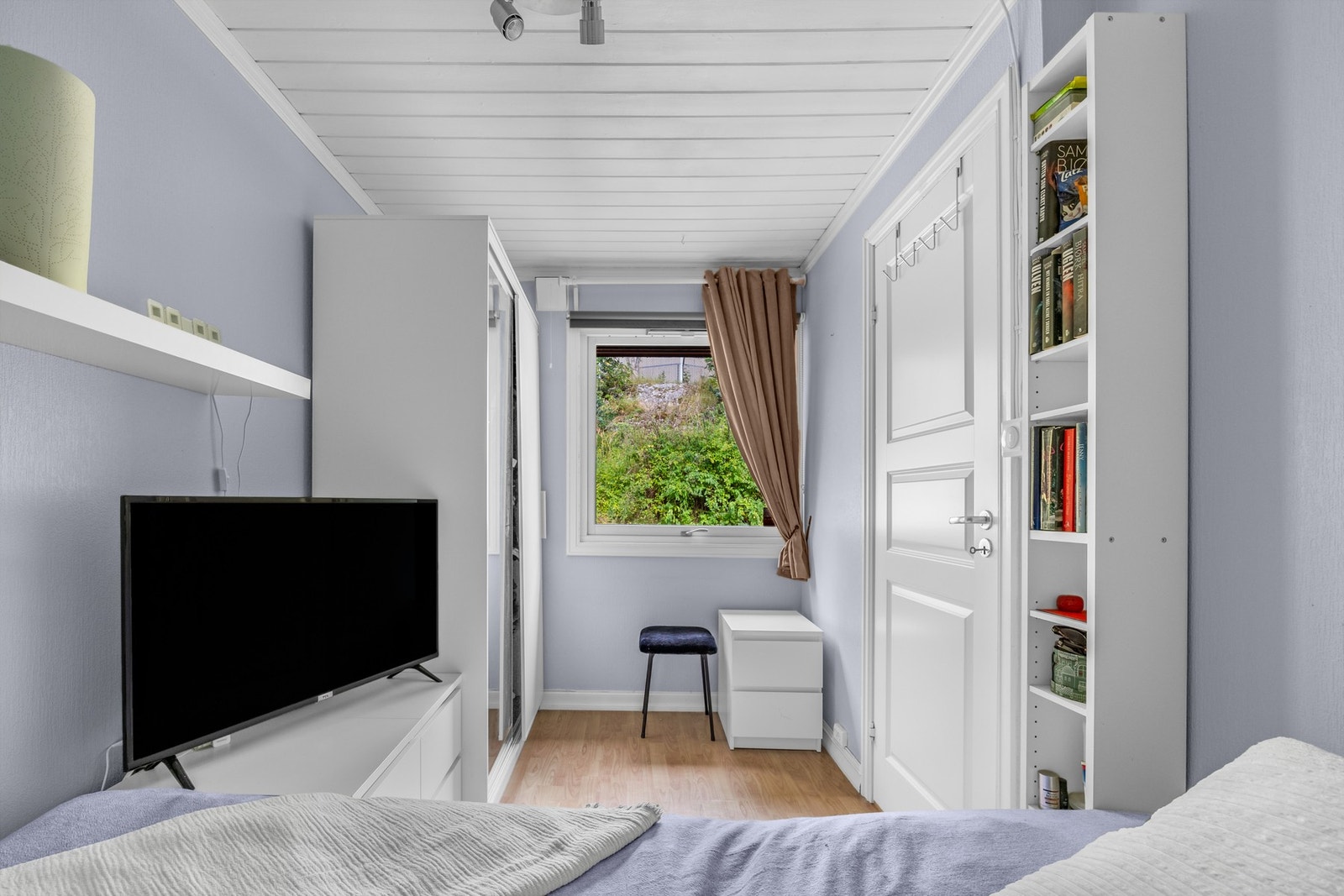 Soverom II vender mot øst, og har også garderobeskap. Galleribilde