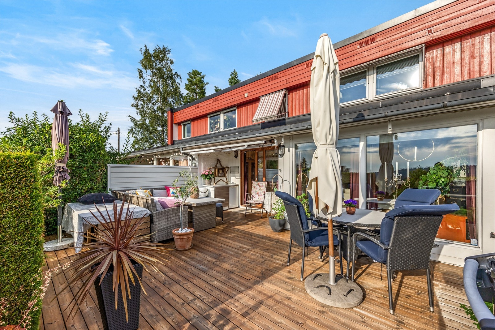 Den gode størrelsen på terrassen gjør at du enkelt kan møblere i ulike soner. Galleribilde