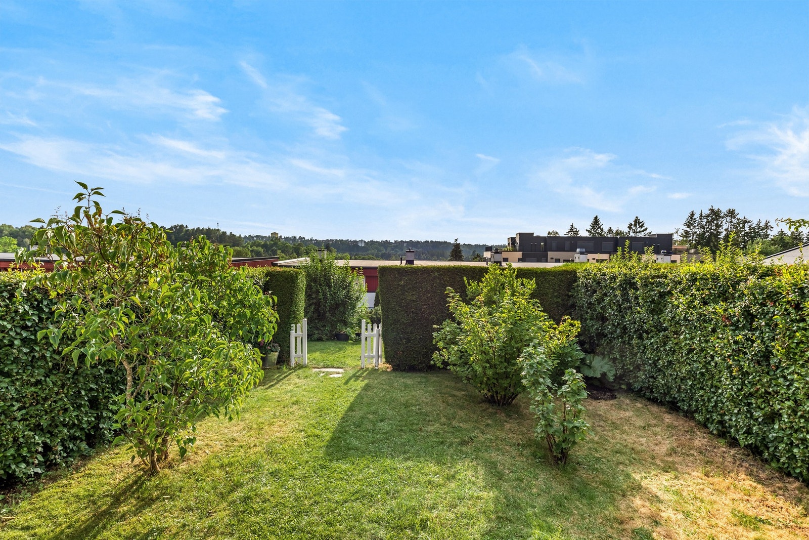 Boligen disponerer en herlig hage, som er beplantet med prydbusker og bærbusker, som blåbær, solbær og rips. Galleribilde