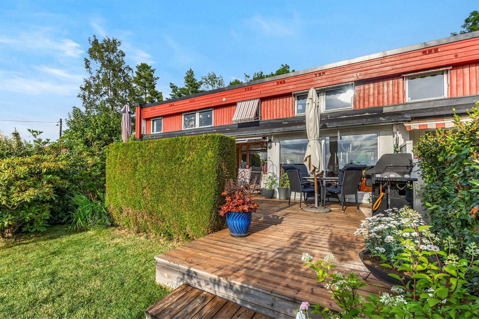 En attraktiv familiebolig over to plan, med vestvendt uteplass og god intern beliggenhet i borettslaget. Galleribilde