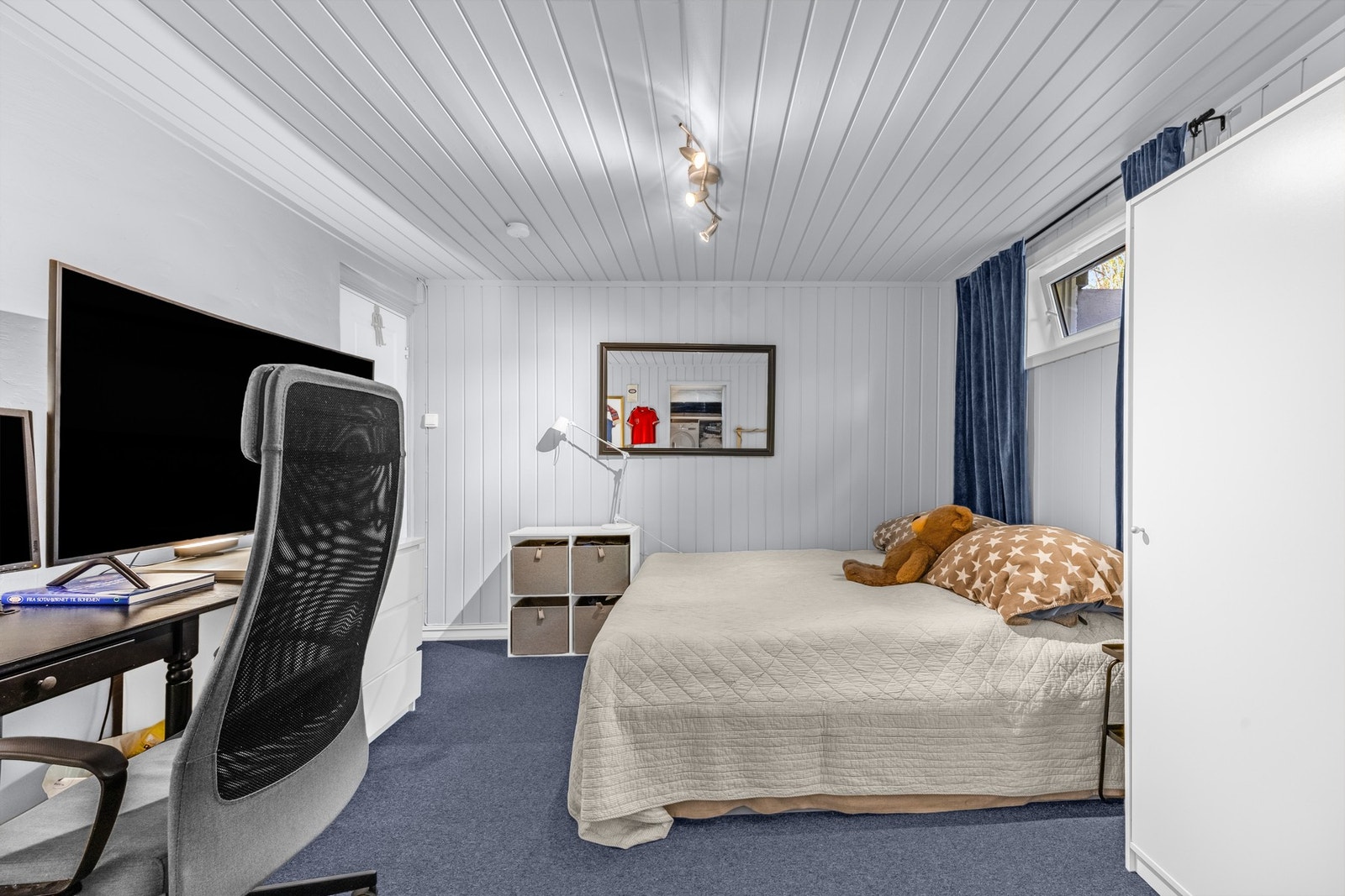 I underetasjen er det et innredet rom, som i dag benyttes som soverom. Rommet er ikke godkjent for varig opphold. I tilsvarende boliger er det blitt satt inn rømningsgodkjent vindu. Galleribilde