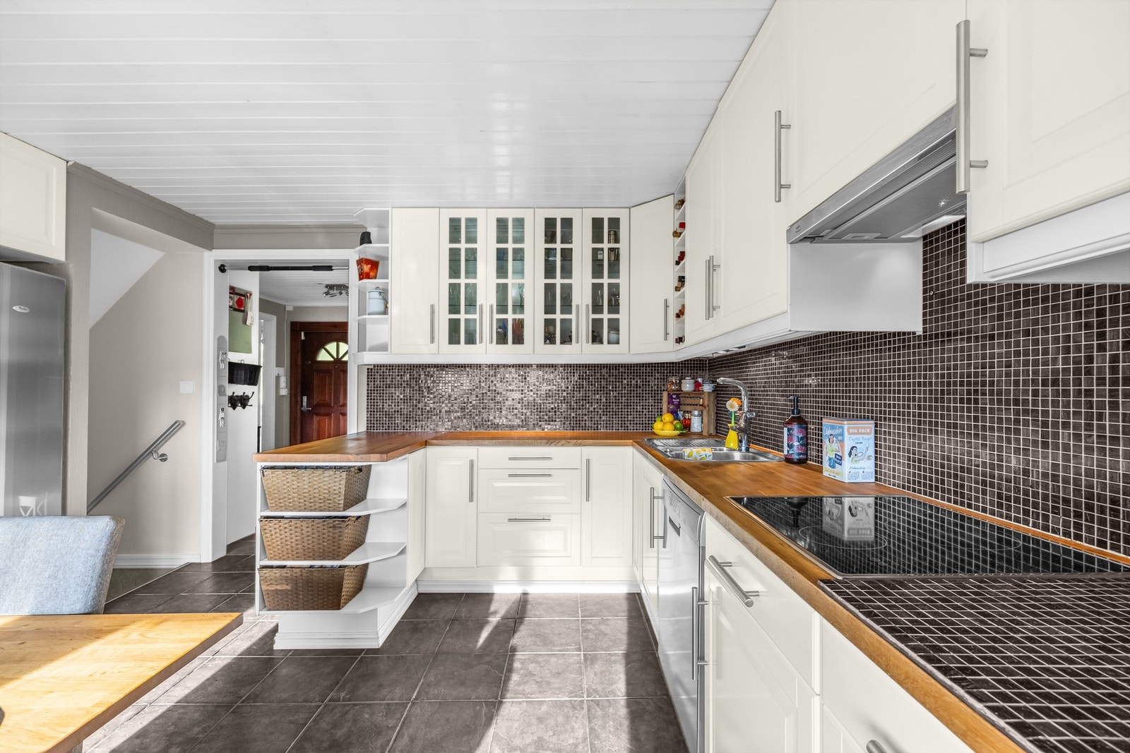 Kjøkkenet er utstyrt med lys under overskap, og fliser på vegg over benk. Galleribilde