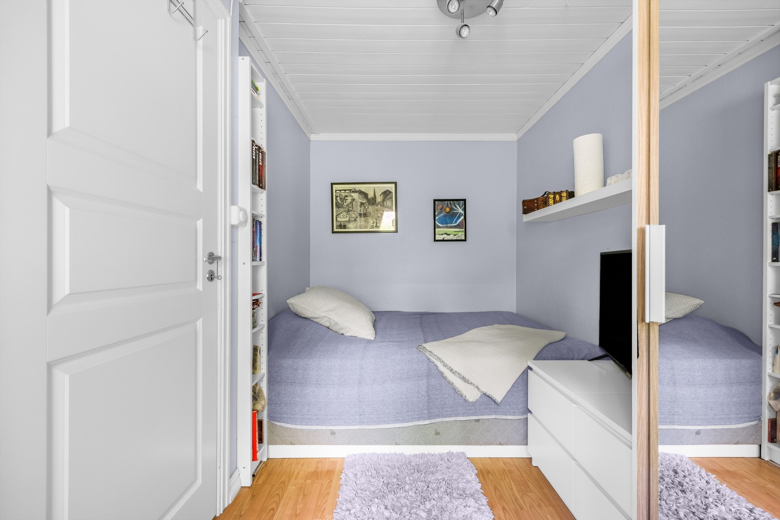 Fin plass til seng i motsatt ende. Rommet passer fint som både barnerom og tenåringsrom, eller annet. Galleribilde