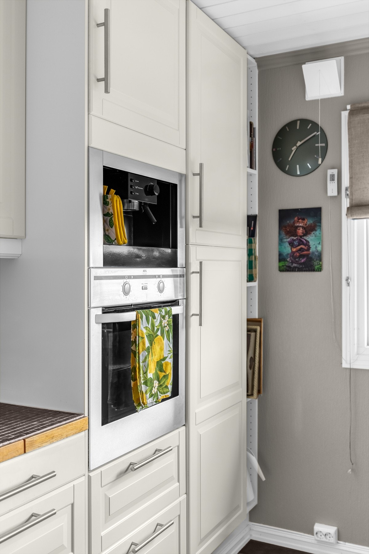 Kjøkkenet har flere integrerte hvitevarer, i tillegg til oppvaskmaskin og side by side-kjøleskap, som alle medfølger i handelen. Galleribilde