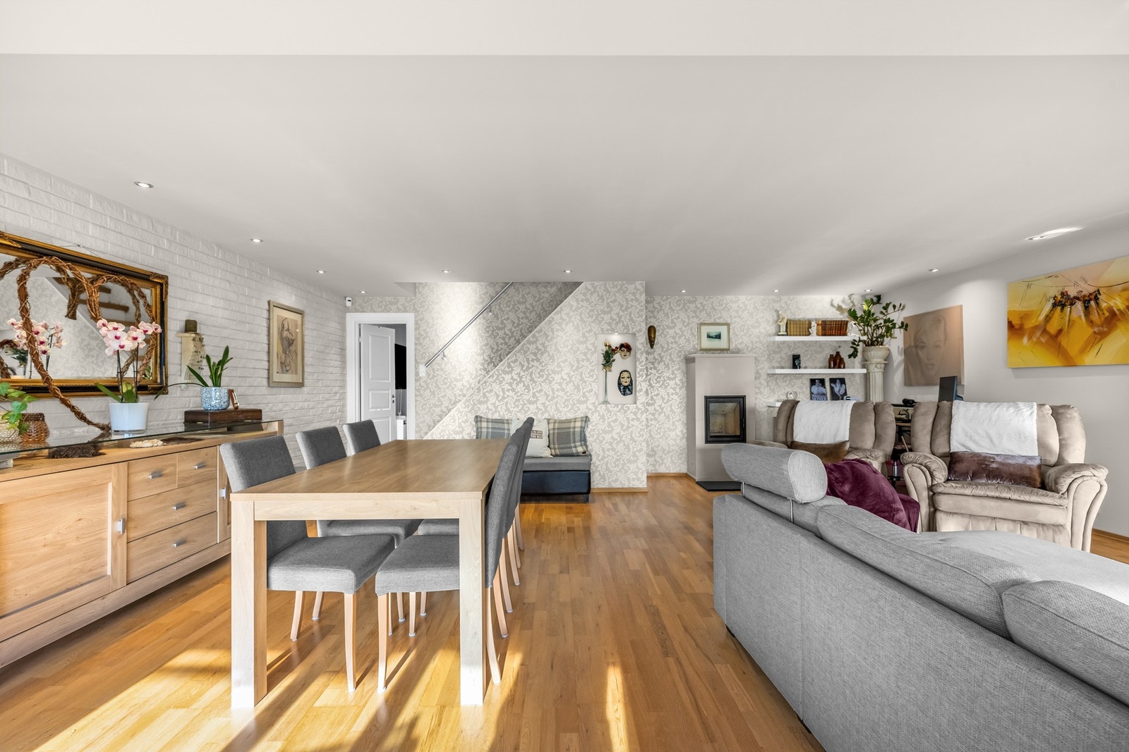 Her er det også installert peisovn. Denne gir ekstra varme og hygge på kalde høst- og vinterdager. Galleribilde