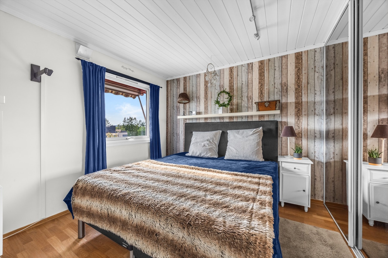 Boligen har tre soverom på dette planet. Hovedsoverommet ligger inn fra kjøkkenet, og har god plass til dobbeltseng med tilhørende nattbord og garderobeskap. Galleribilde