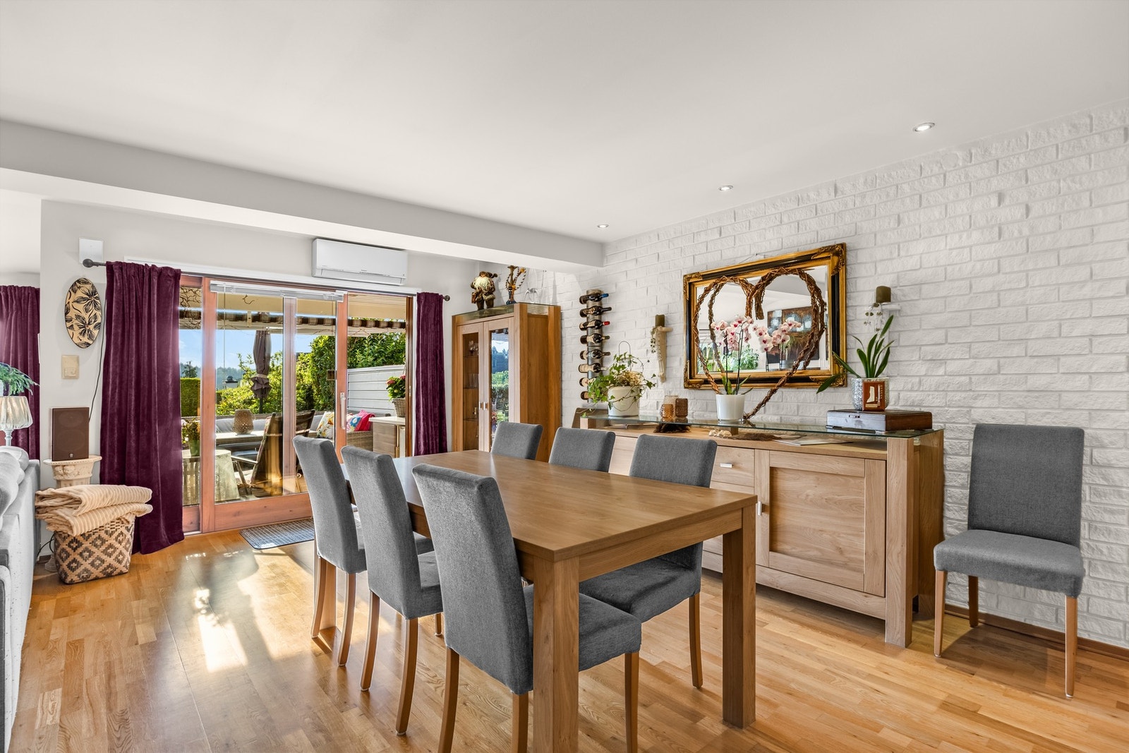 Stuen har god plass til stort spisebord. Her er det lagt tre-stavs parkett på gulv. Galleribilde