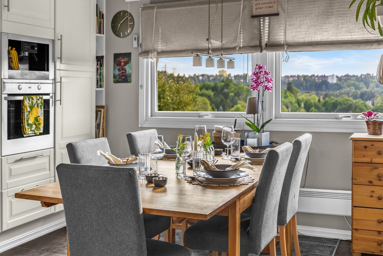 Sosialt og hyggelig med plass til stort spisebord på kjøkkenet, hvor måltidene kan nytes i hyggelig lag. Her har man grønt og luftig utsyn vestover, mot Lambertseter. Galleribilde