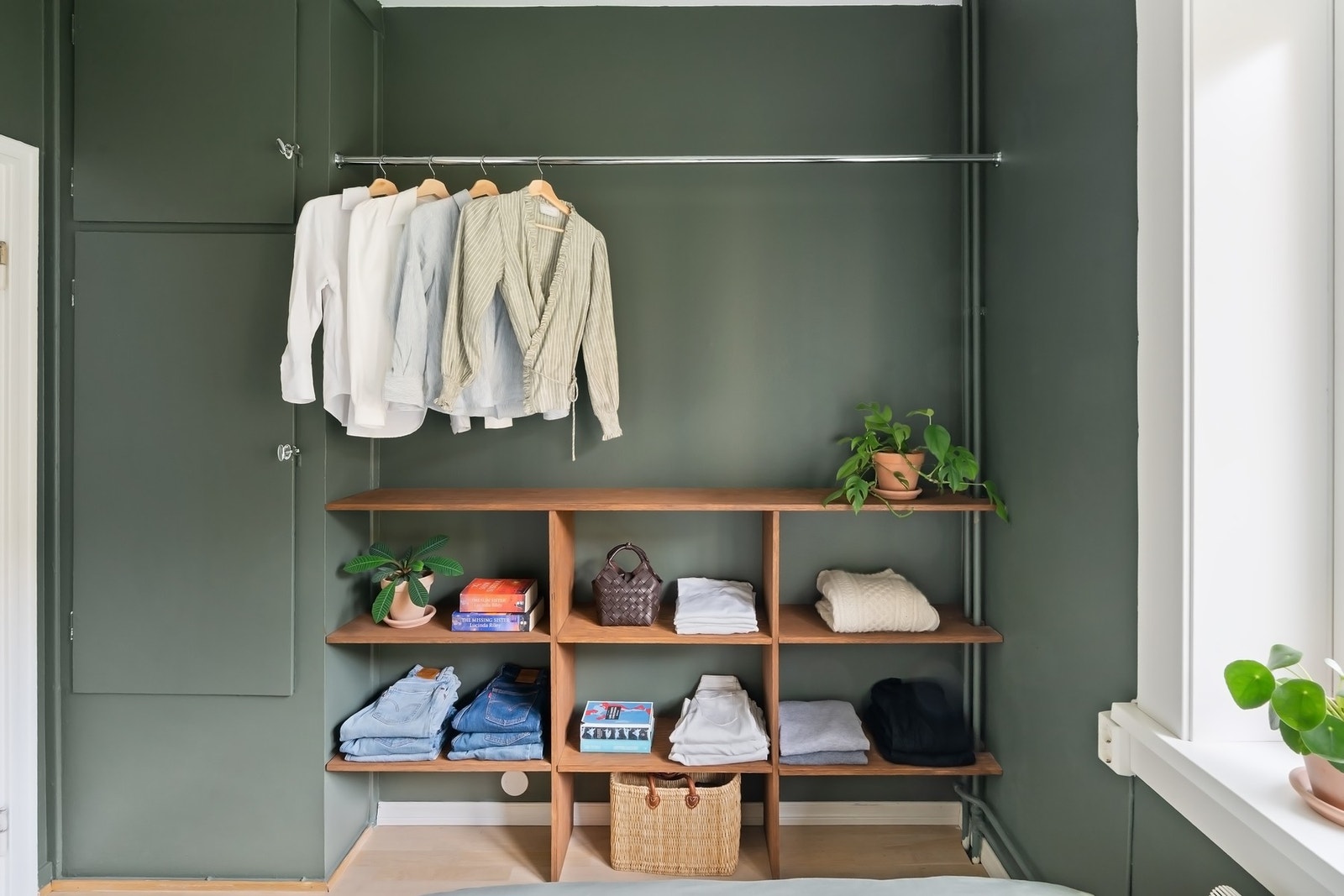 Ytterligere oppbevaringsplass i åpen hylleløsning. Galleribilde