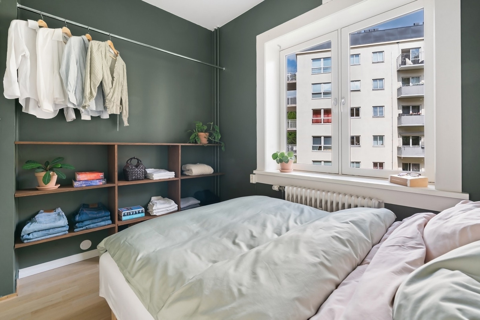 Delikat soverom med stort vindu som gir mye naturlig lys. Galleribilde