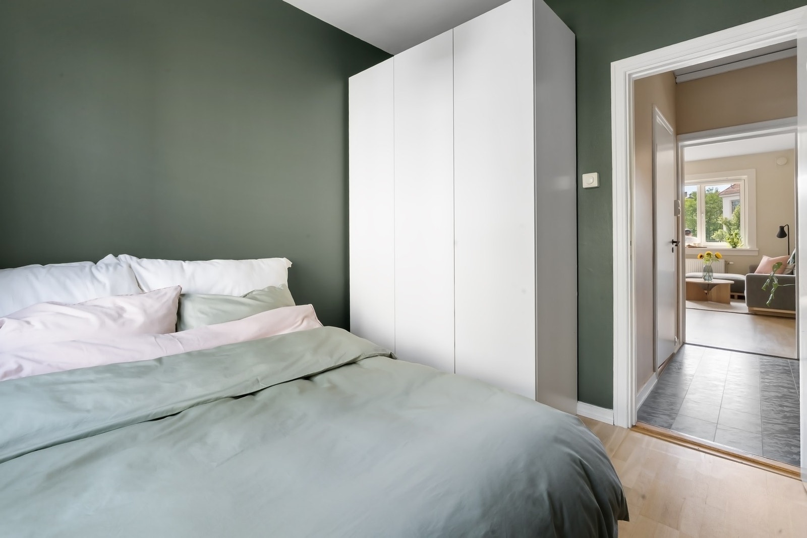 Meget god lagringsplass i praktisk garderobe. Galleribilde