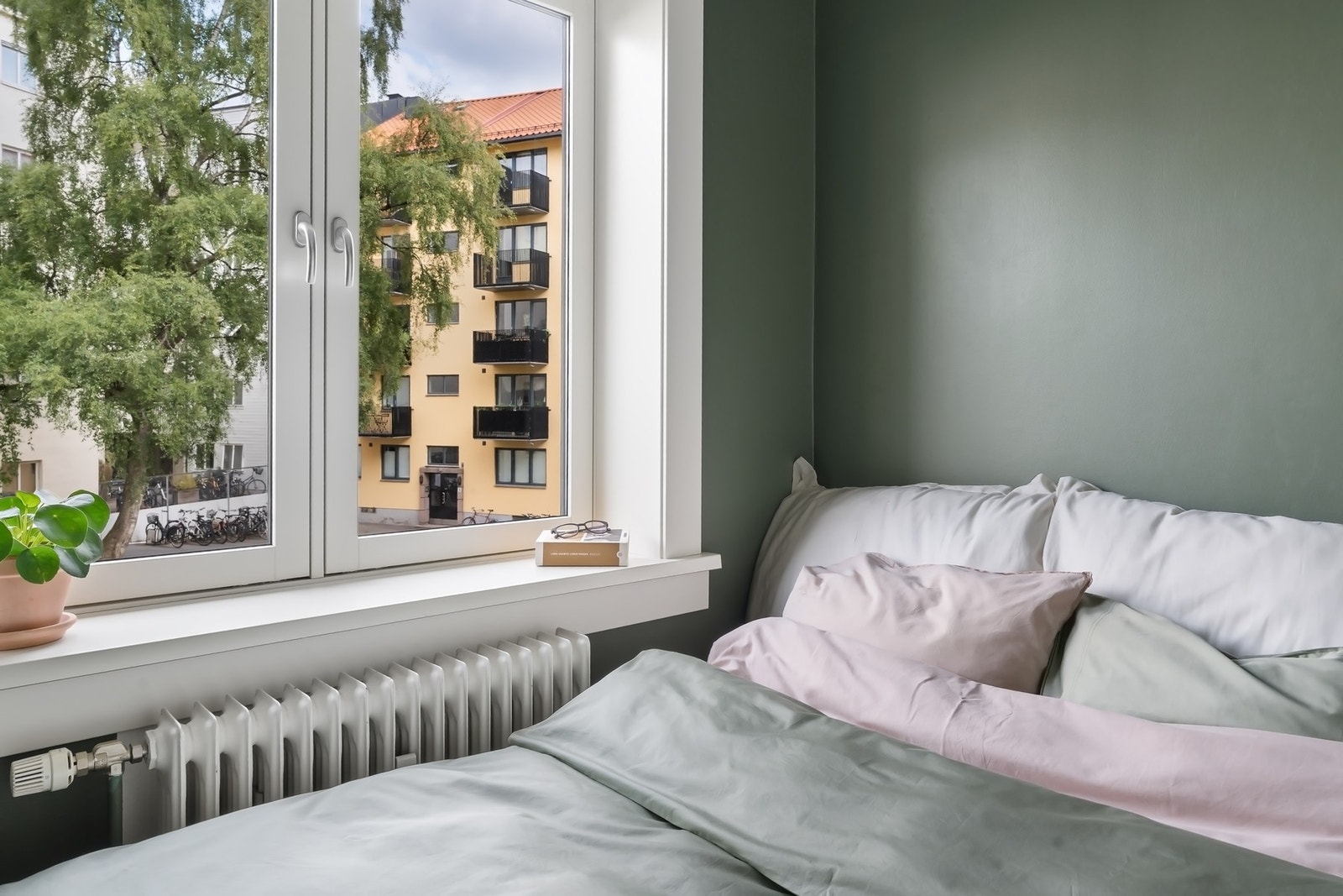 Leiligheten varmes opp med radiatorer og dette er inkludert i felleskostnadene. Galleribilde