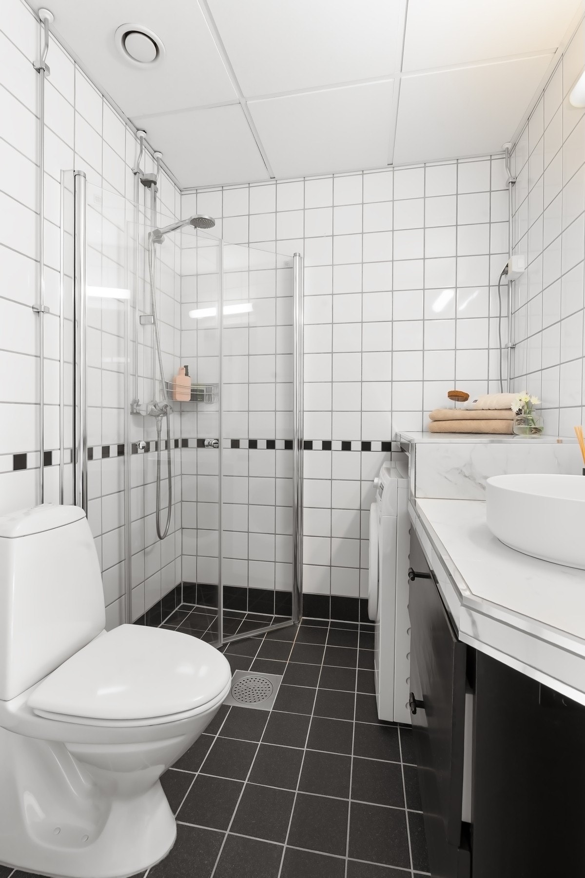 Lyst, flislagt baderom med varme i gulv og opplegg for vaskemaskin. Galleribilde