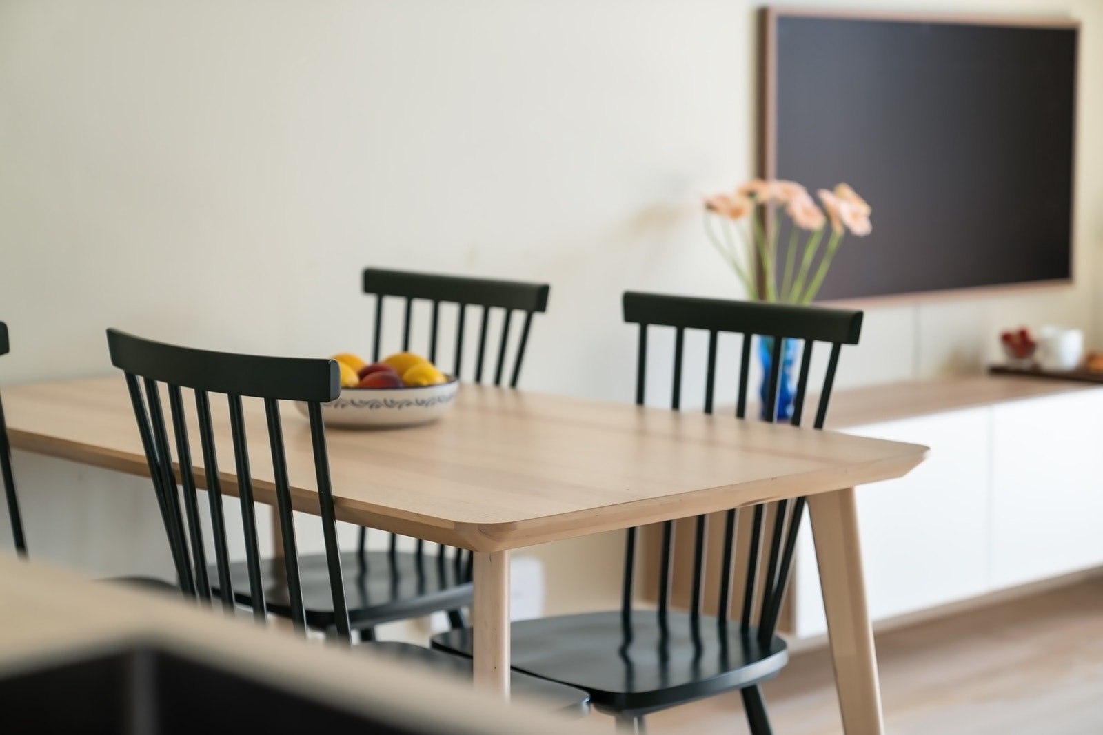 Velegnet plass til en spisegruppe mellom stue- og kjøkkensonen. Galleribilde