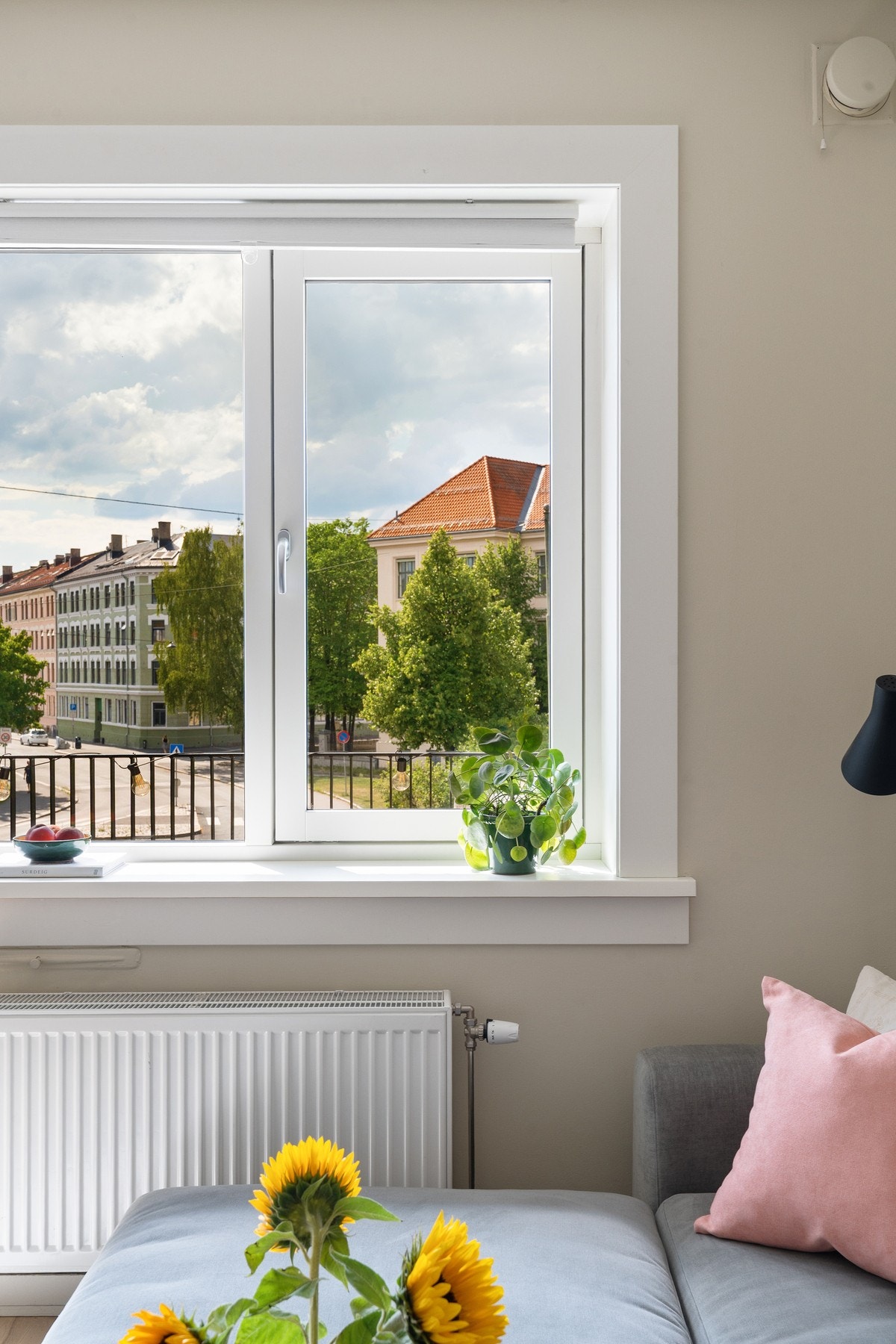 Store, fine vinduer med dype karmer. Her er det plass til både planter, lysestaker og annen pynt. Galleribilde