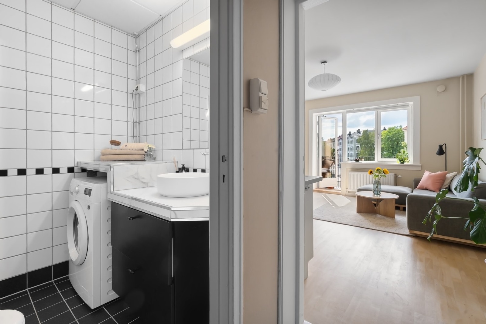 Badet har oppbevaringsplass i servantskap. Galleribilde