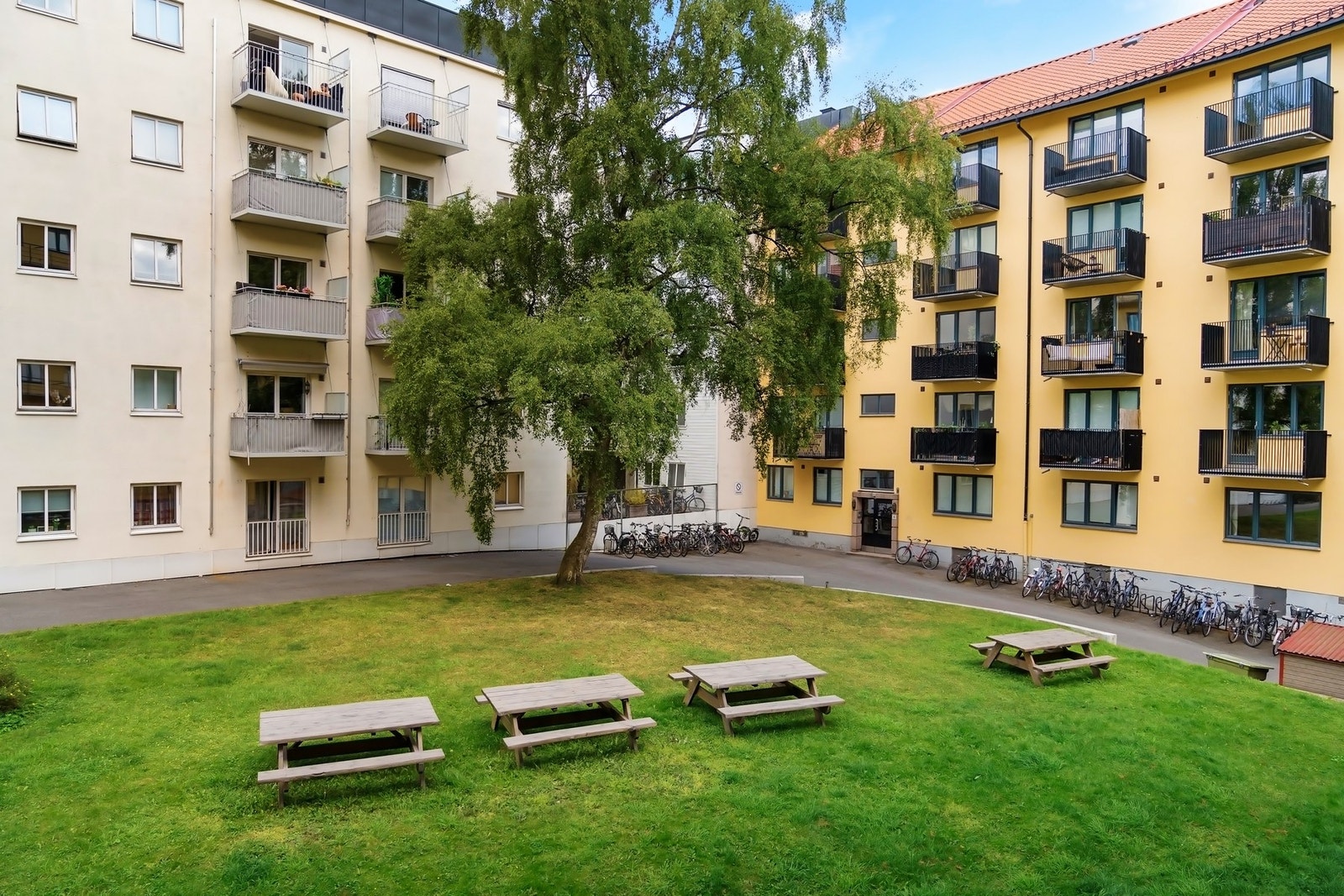 I bakgården kan du nyte et stort, skjermet fellesområde med flere sittegrupper. Galleribilde