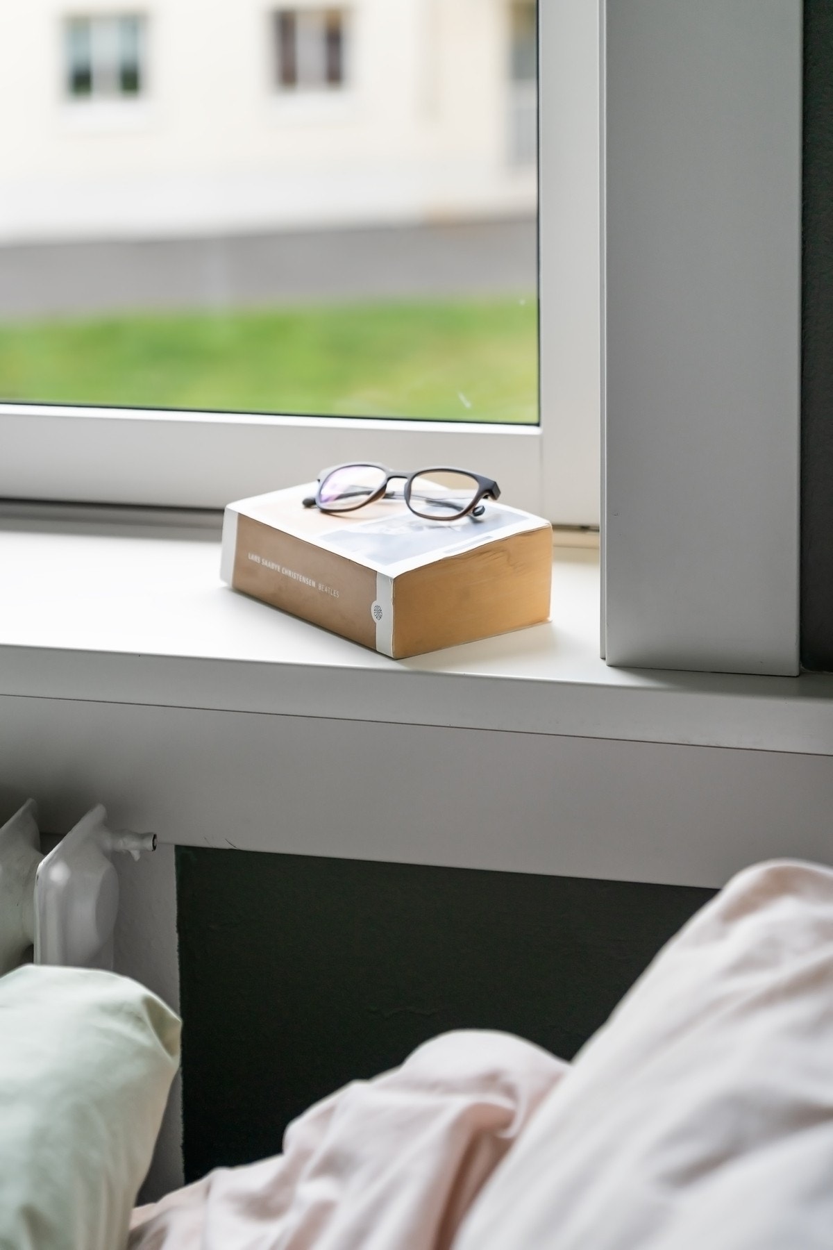 Dype vinduskarmer byr på plass til bøker, pynt eller grønne planter. Galleribilde