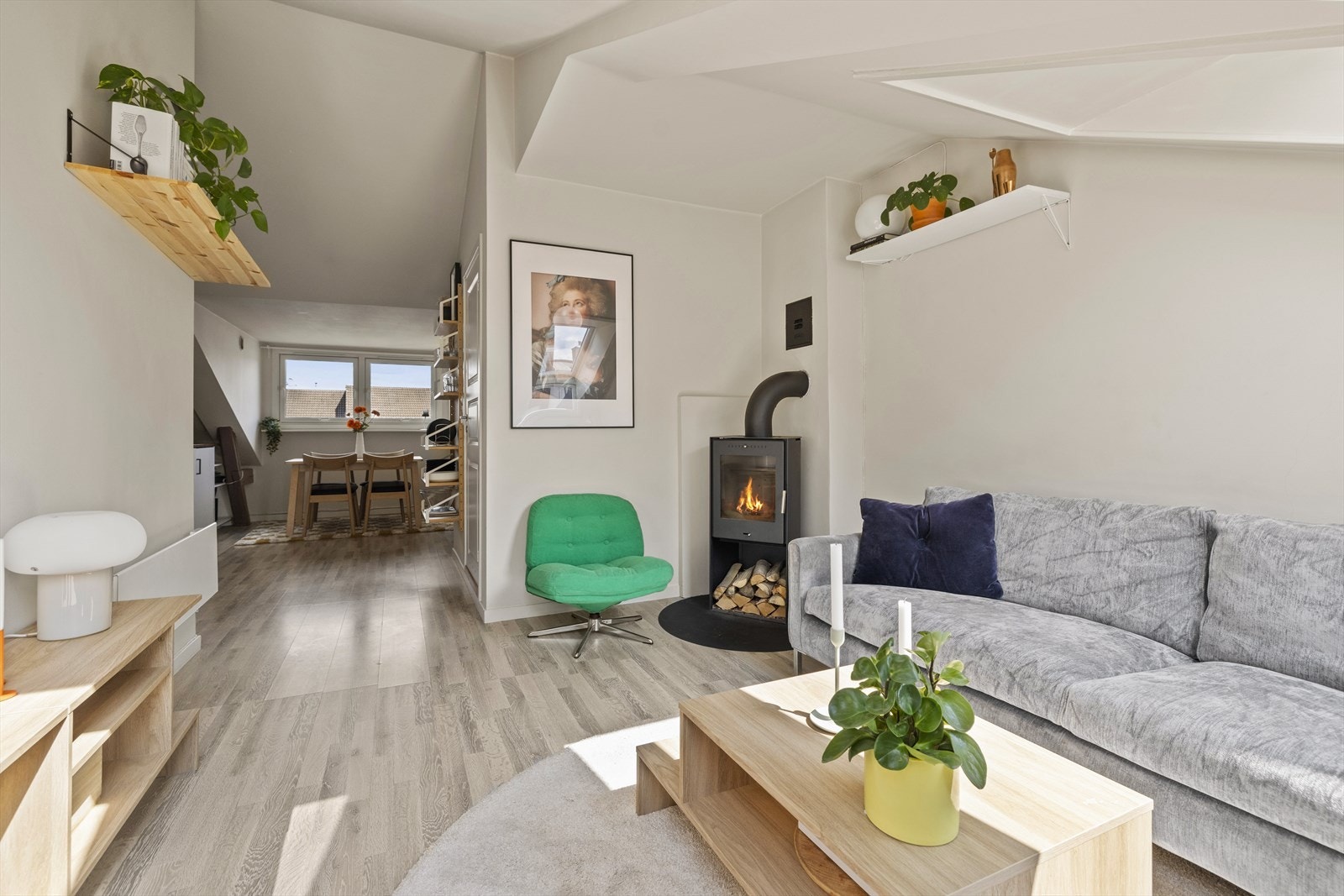 Stuens midtpunkt er peisen som sørger for behagelig varme og hyggelig stemning på mørke høst- og vinterkvelder. Leiligheten har ca. 41 kvm gulvareal og oppleves romslig med luftige løsninger og skråtak opptil 3,1 m. Galleribilde