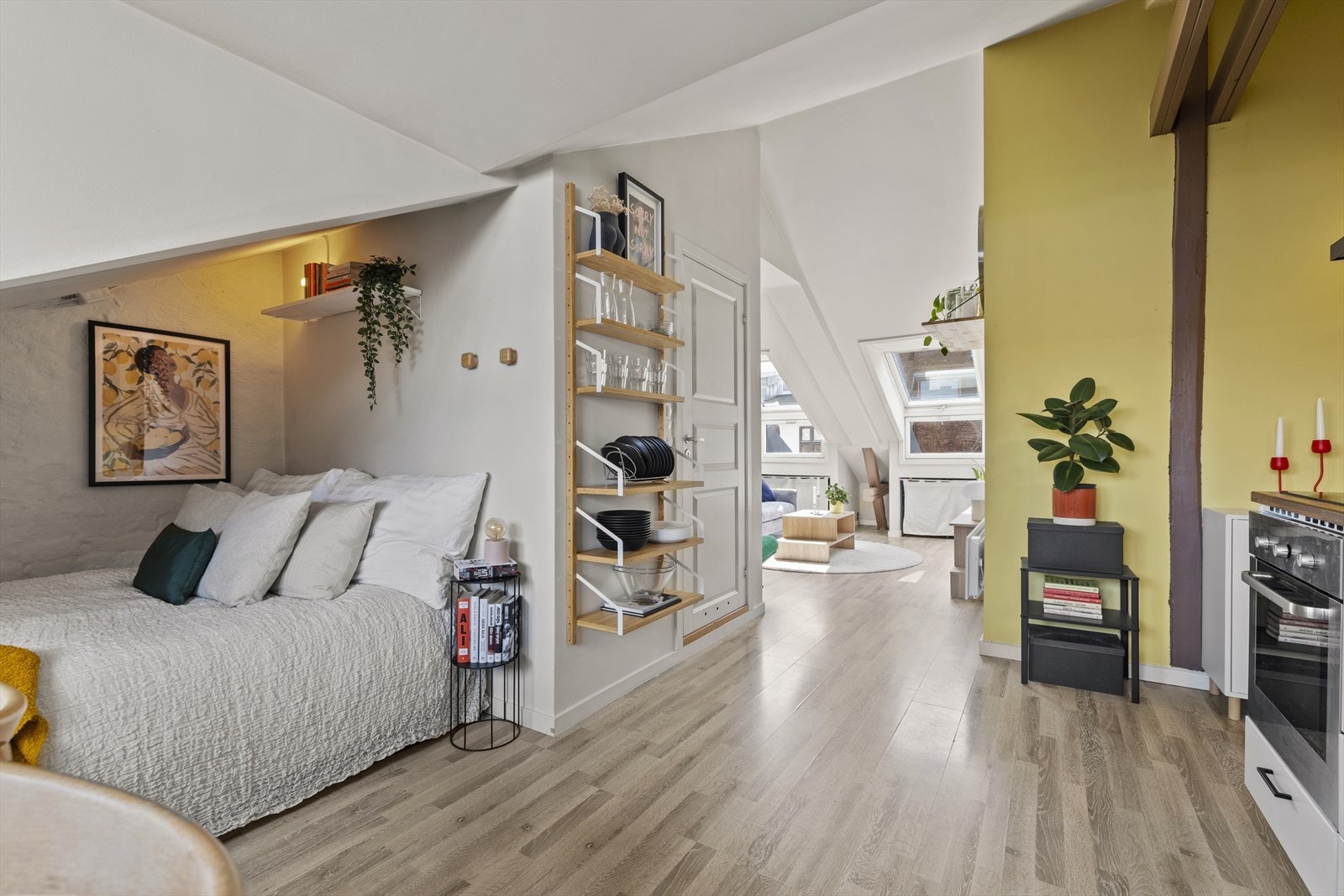 Boligen har standard fra 2015 og overflater er bestående av gulv med laminatgulv, vegg- og takflater bestående av malte overflater. Galleribilde