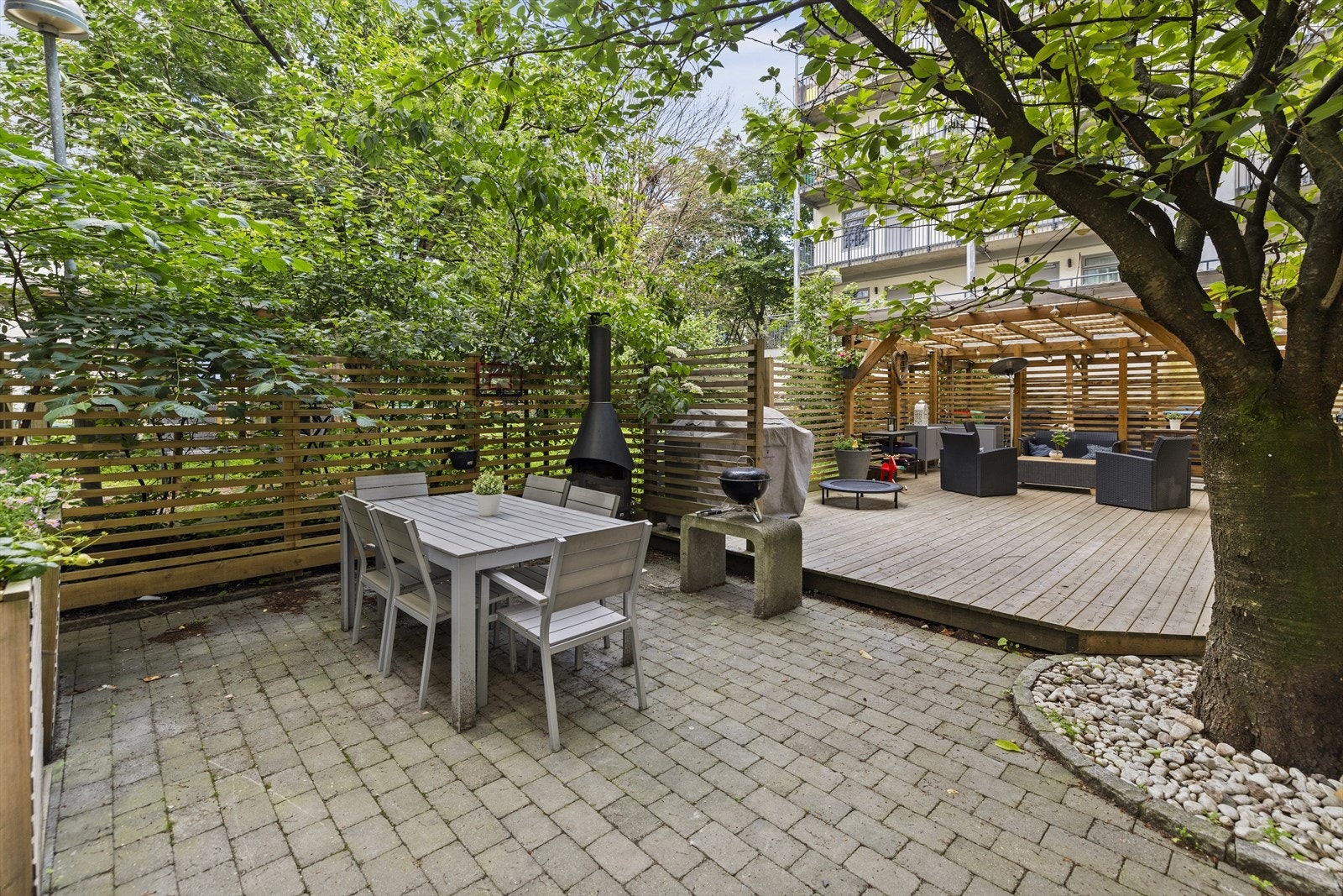 På plattingen står en grill under en pergola, som gir både skygge og sjarm til uteområdet. Dette er et ideelt sted for både rolige kvelder og livlige grillfester med familie og venner. Galleribilde