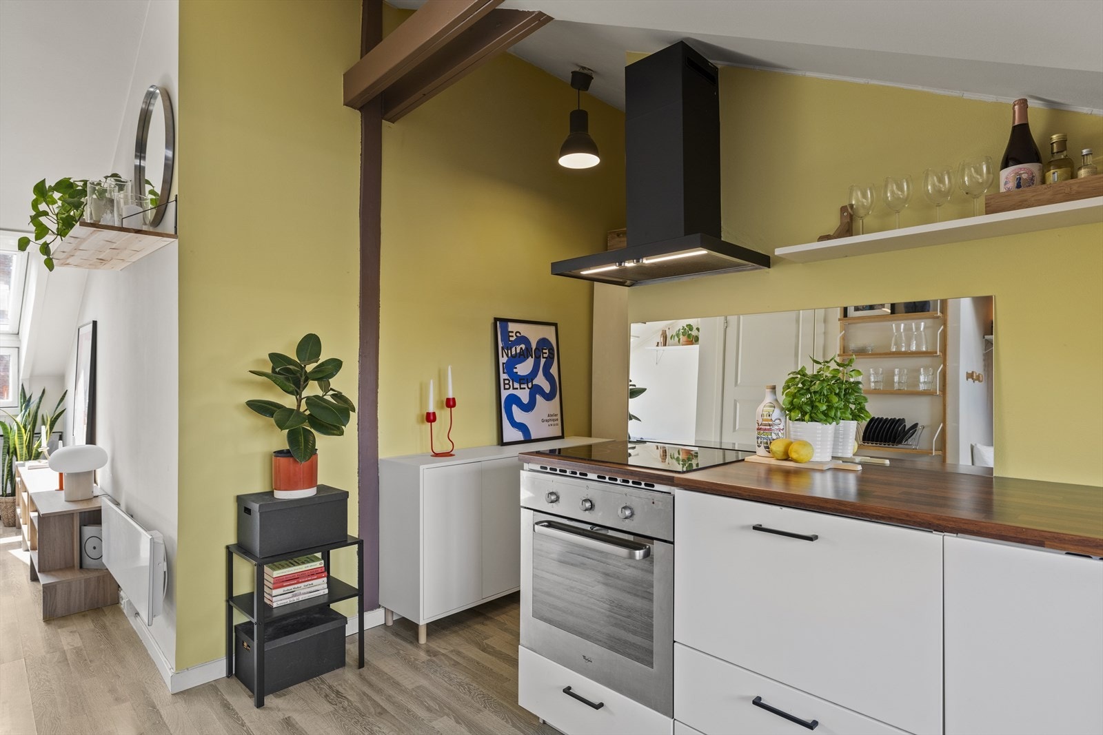 Kjøkkenet er fra 2015 og i 2024 ble det montert av waterguard på kjøkkenet. Galleribilde