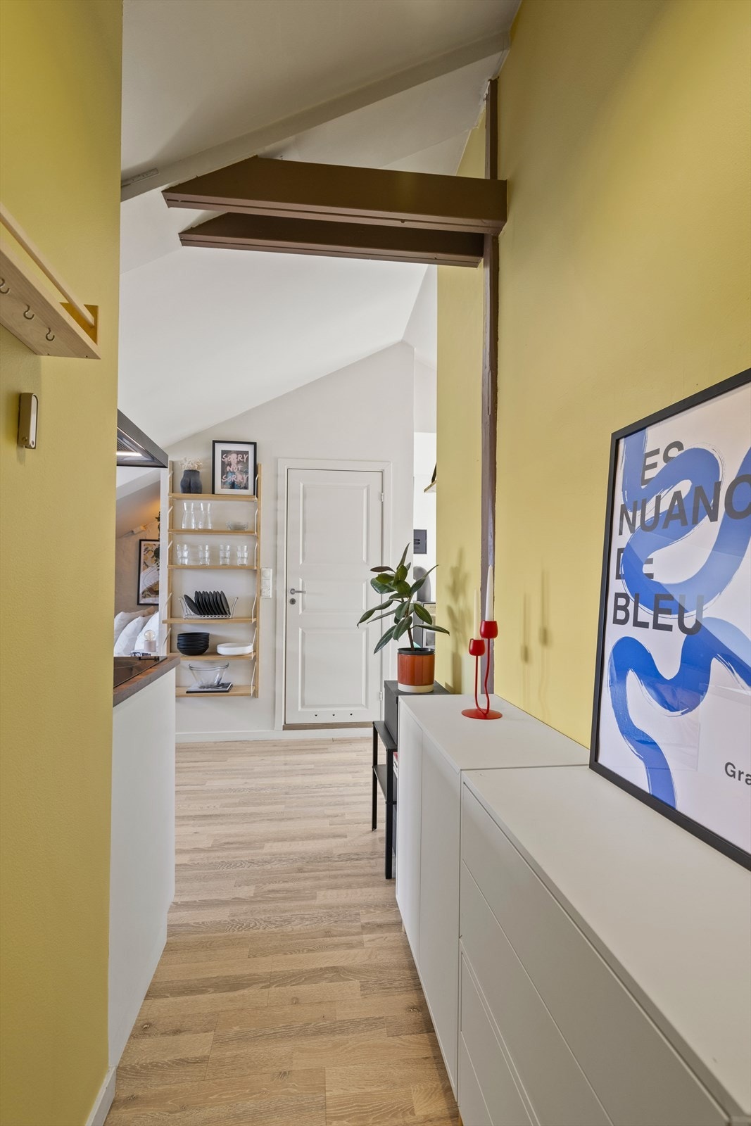 Lys entré som gir et godt førsteinntrykk av boligen. Her har du plass til å innrede med garderobeskap som gir godt med oppbevaringsplass for yttertøy og sko Galleribilde