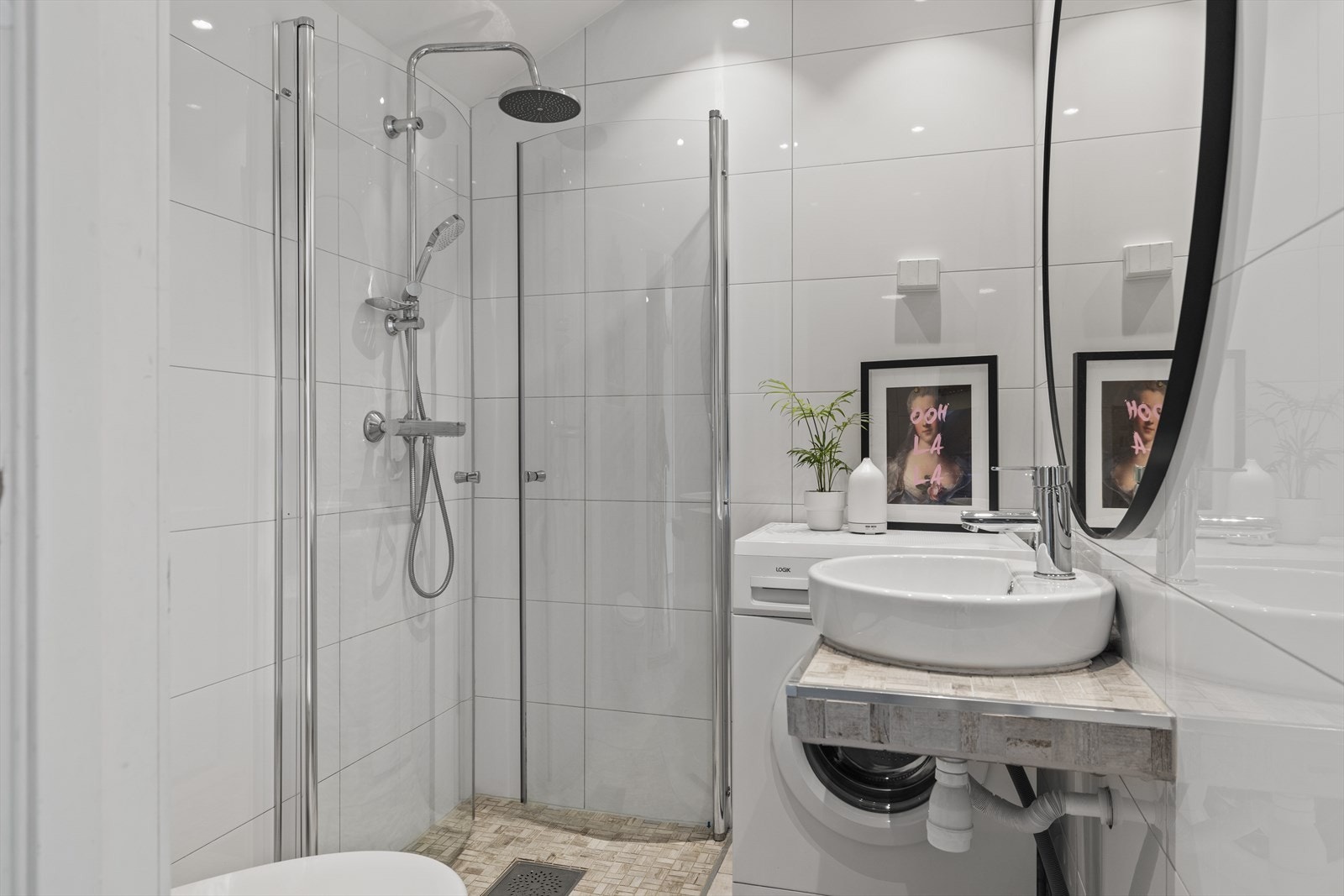 Gulvet har flislagte overflater og varmekabler, mens vegger og tak består av malte flater. Sluket er utført i plastkonstruksjon. I dusjsonen er det montert veggmonterte dusjvegger og dusj direkte på gulvet, med termostatbatteri. Galleribilde