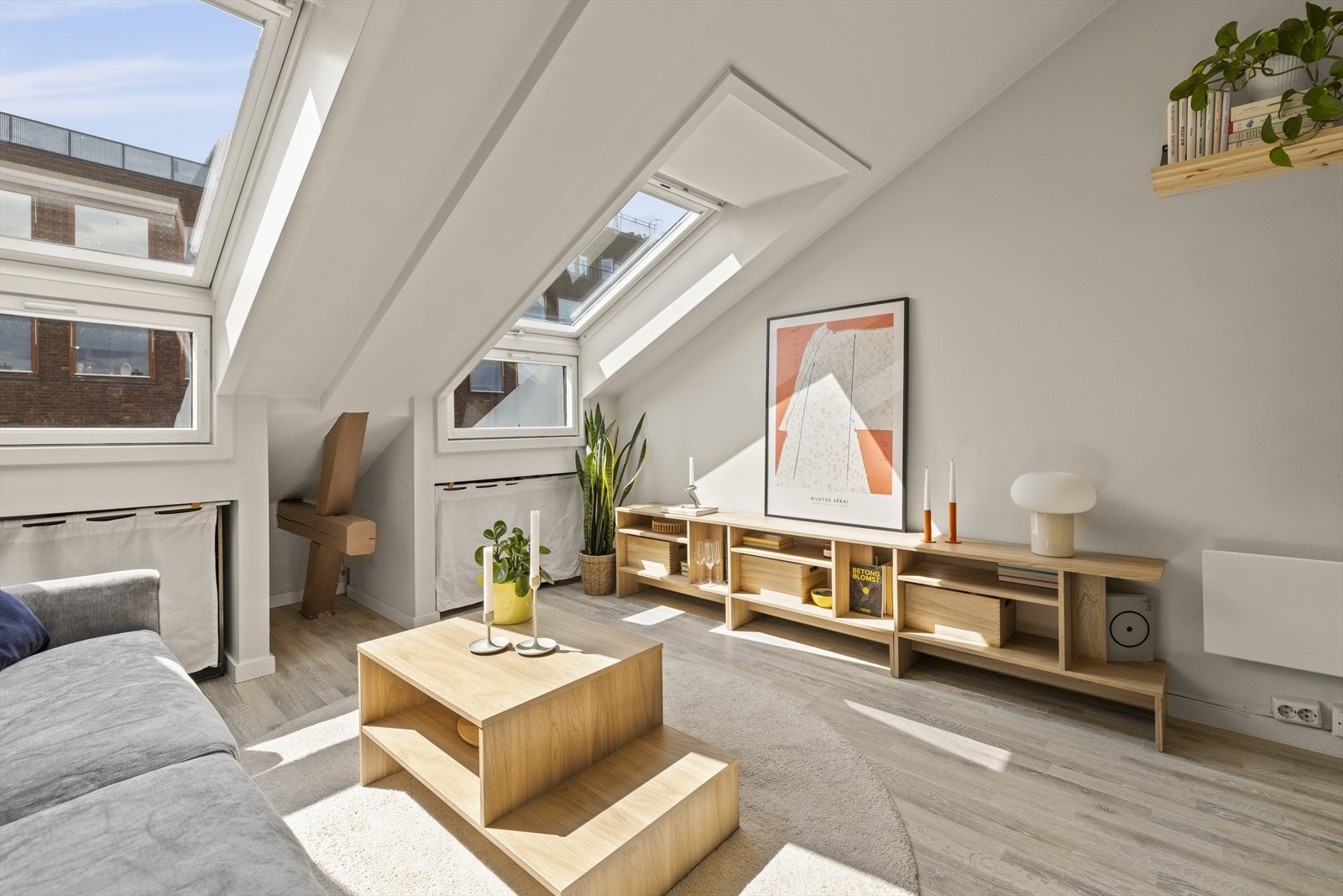 Det første som møter deg i stuen er de store takvinduene som slipper godt med naturlig lys inn til leiligheten. Galleribilde