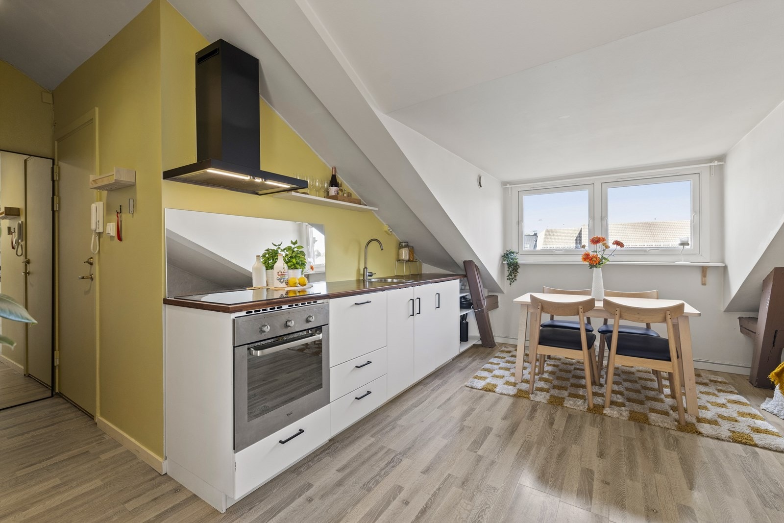 Kjøkkenet er utstyrt med integrerte hvitevarer, noe som gir et helhetlig og ryddig uttrykk. På kjøkkenet er det plass til å innrede med hyggelig spisegruppe. Galleribilde