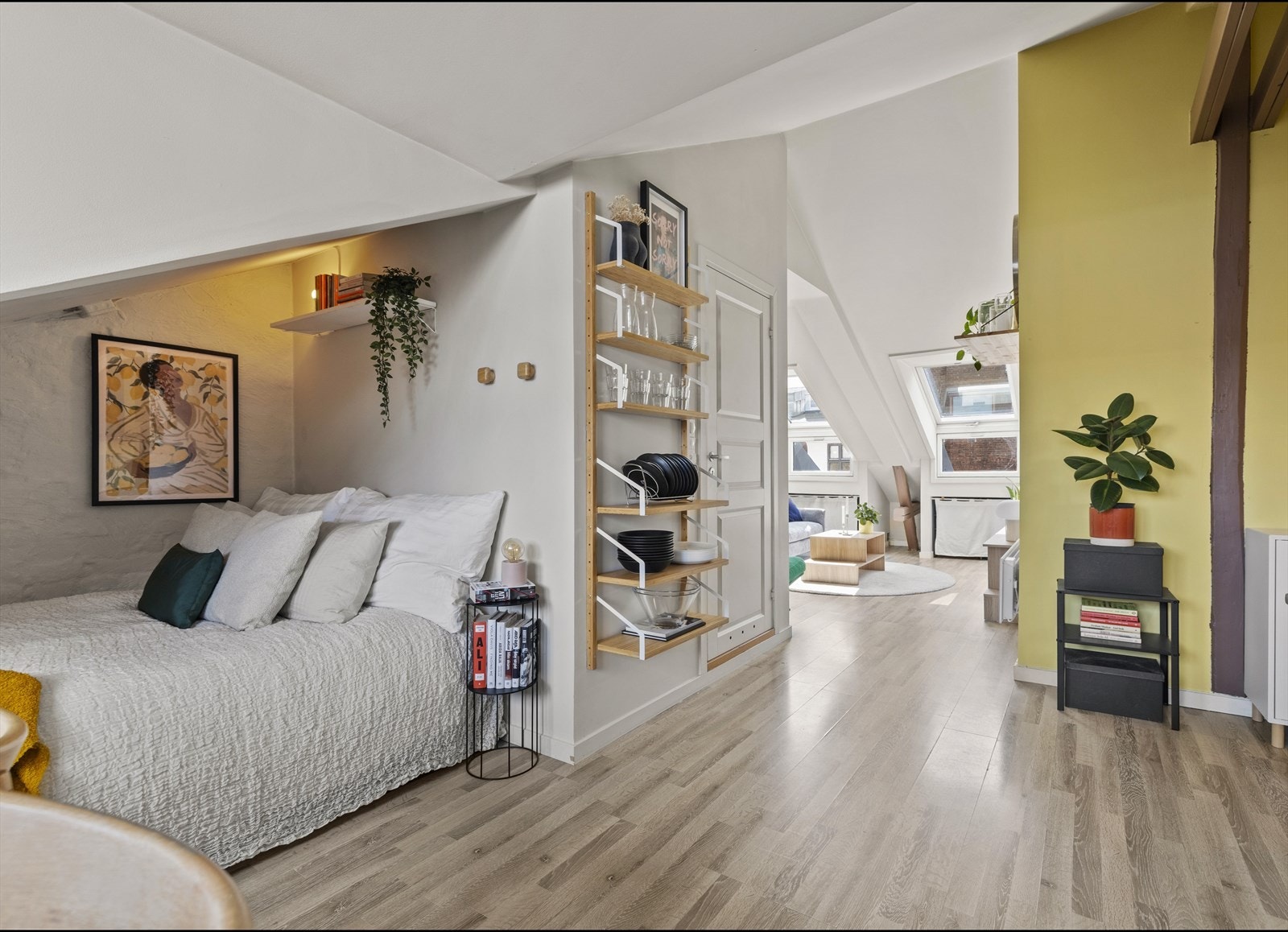 Carolina Toro har gleden av å presentere Heimdalsgata 2A - en lys og sjarmerende loftsleilighet fra 2005 i klassisk bygård sentralt på Grünerløkka! Galleribilde