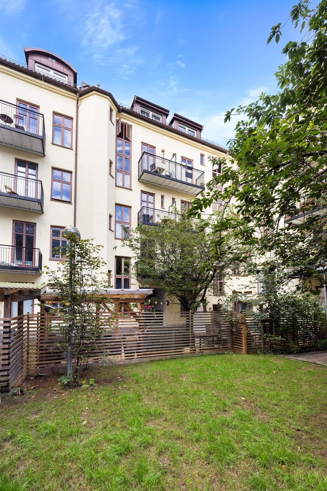 Store grøntarealer i bakgården med flere sittegrupper Galleribilde