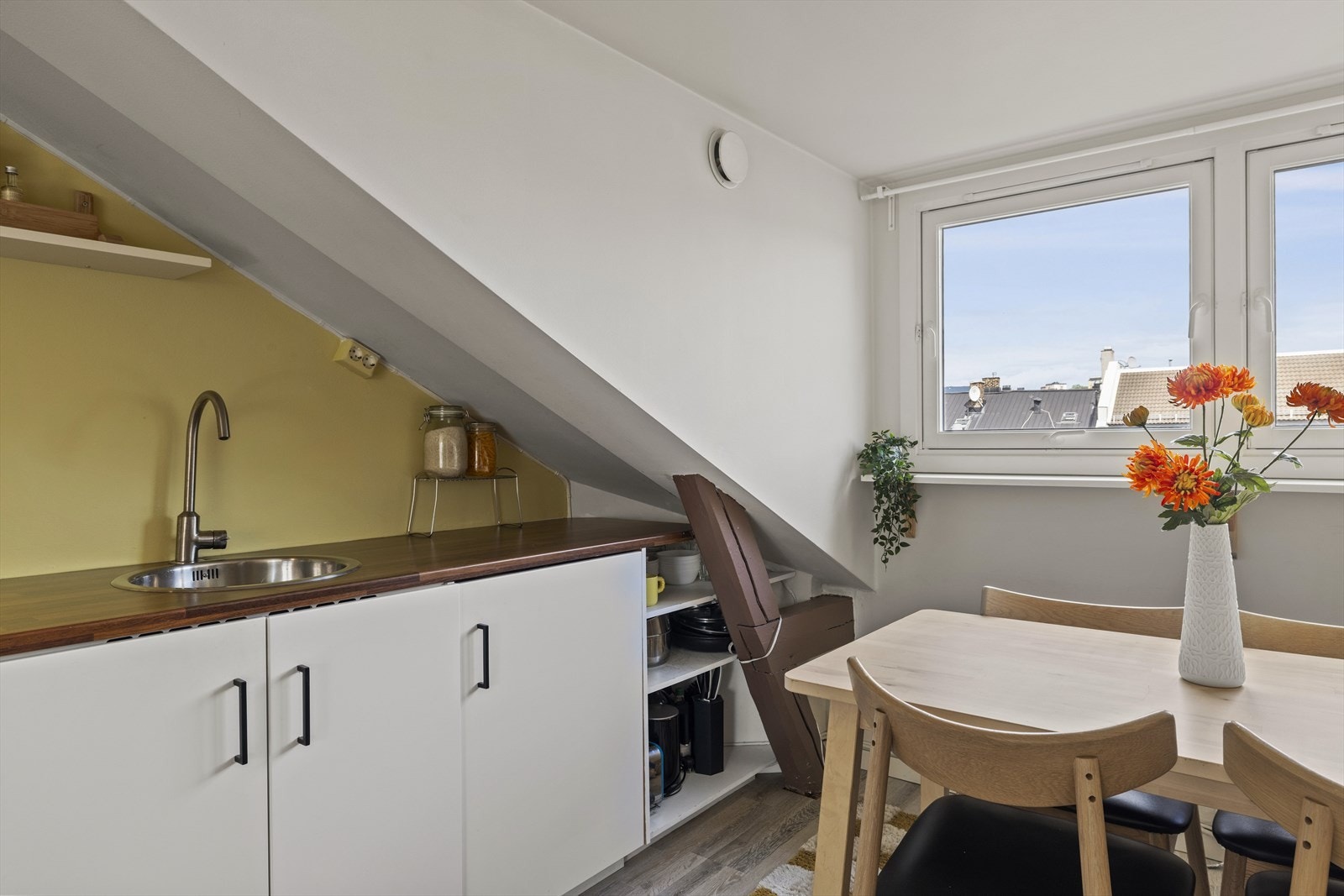 Det bemerkes at én av frontene har en synlig farge- og nyanseforskjell, ettersom denne fronten er skiftet ut på et senere tidspunkt. Galleribilde