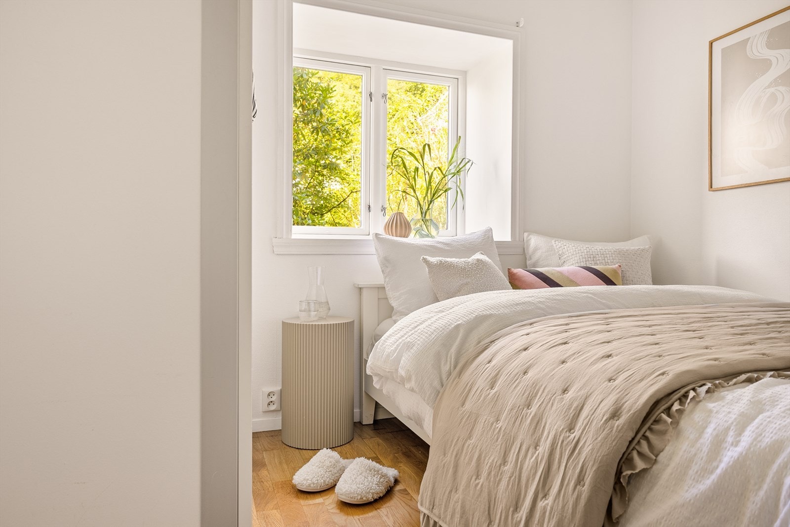 - Koselig soverom som måler 5,5 m² - Galleribilde