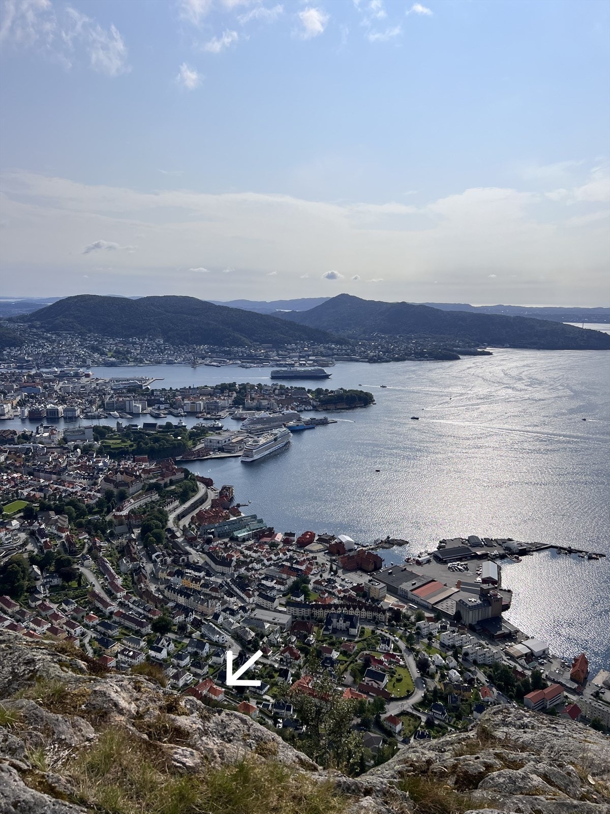 - Pilen viser Heien 25 sett fra Stoltzekleiven - et populært turmål som gir fantastisk utsikt mot sjø og byen - Galleribilde