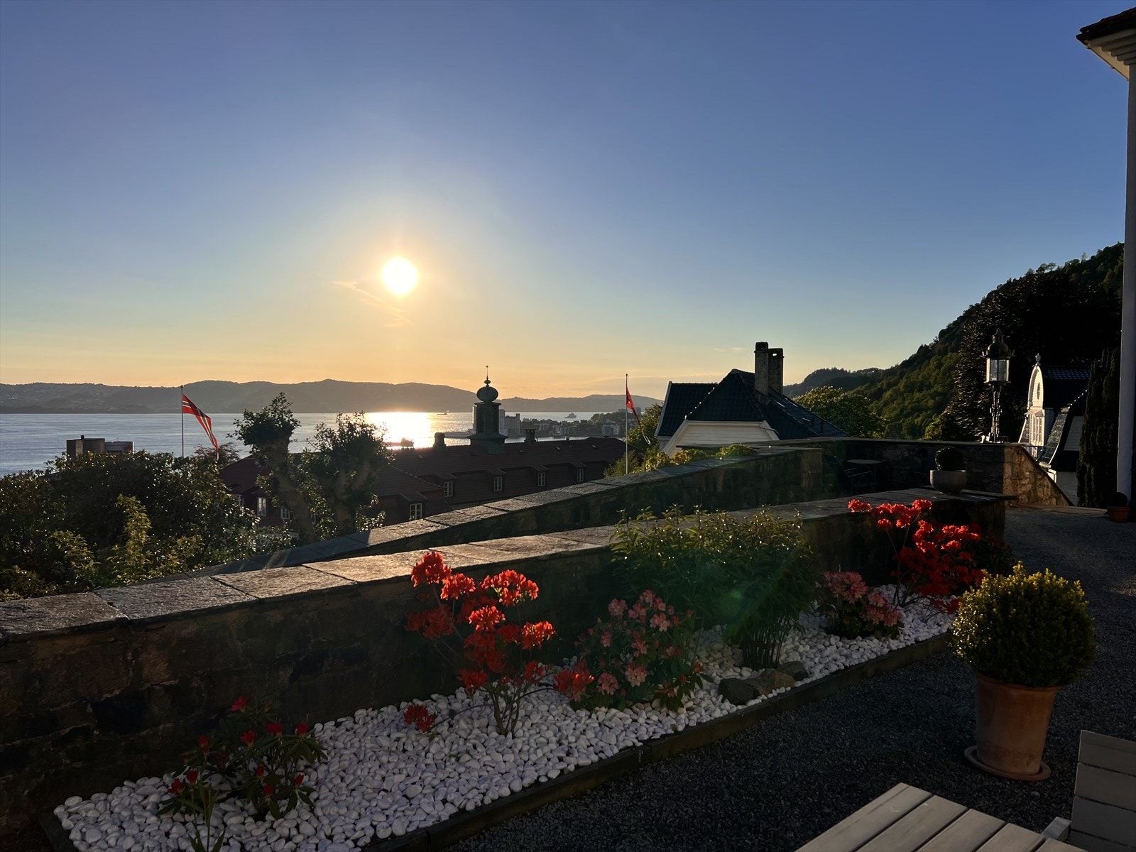 - Det opplyses om svært gode solforhold på forsiden av bygget, med sol fra ca. kl. 10 til kl. 22:30 på sommeren - Galleribilde