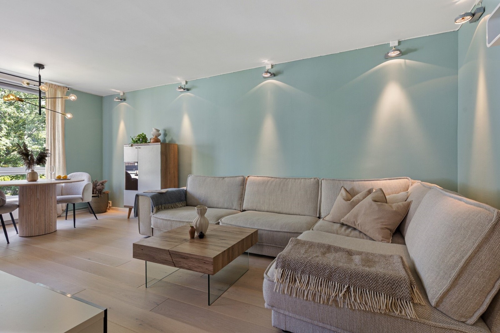 Romslig stue med store vindusflater og naturlig lys. Galleribilde