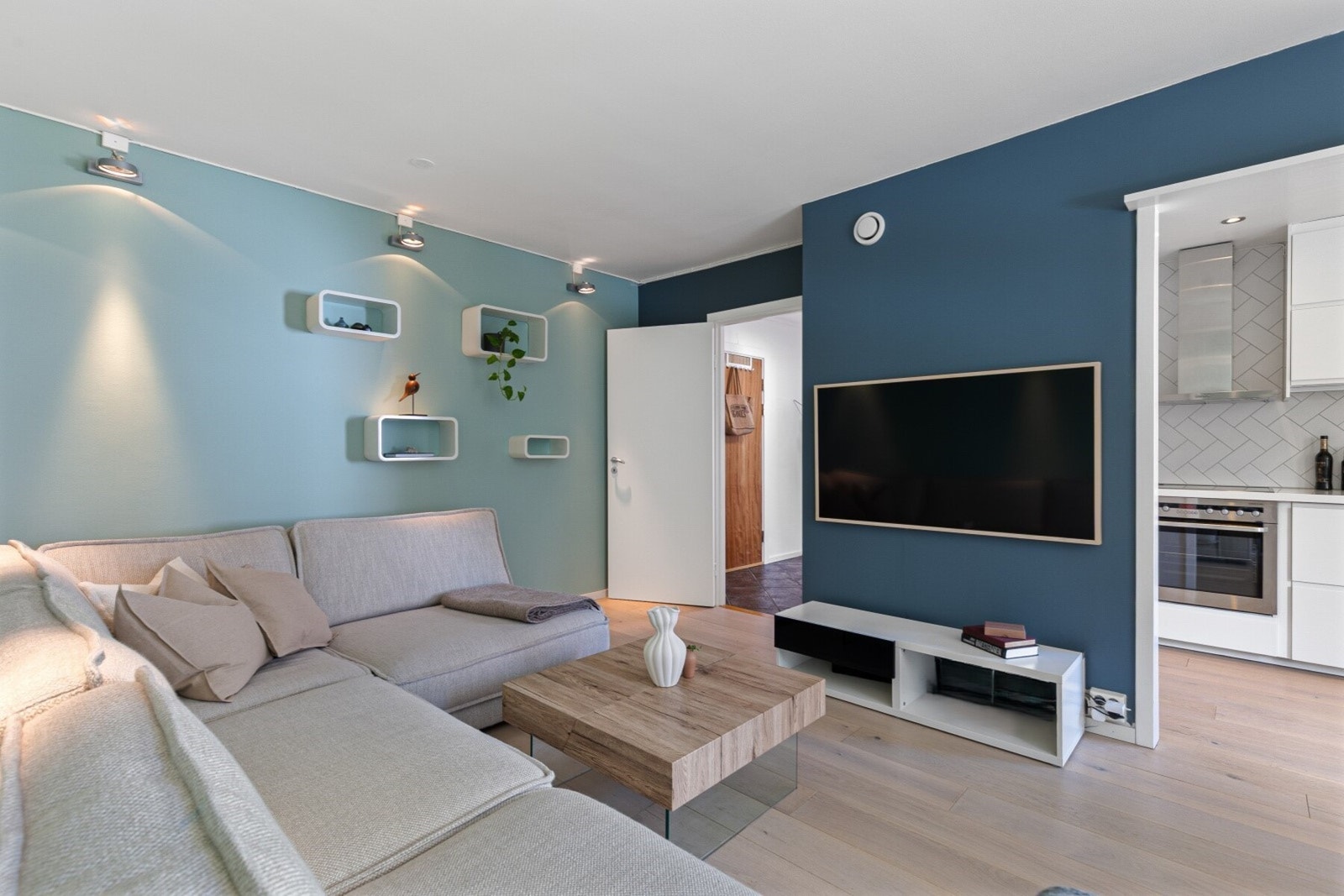 Leilighetens overflater har blitt pusset og malt av nåværende eier i 2025. Galleribilde