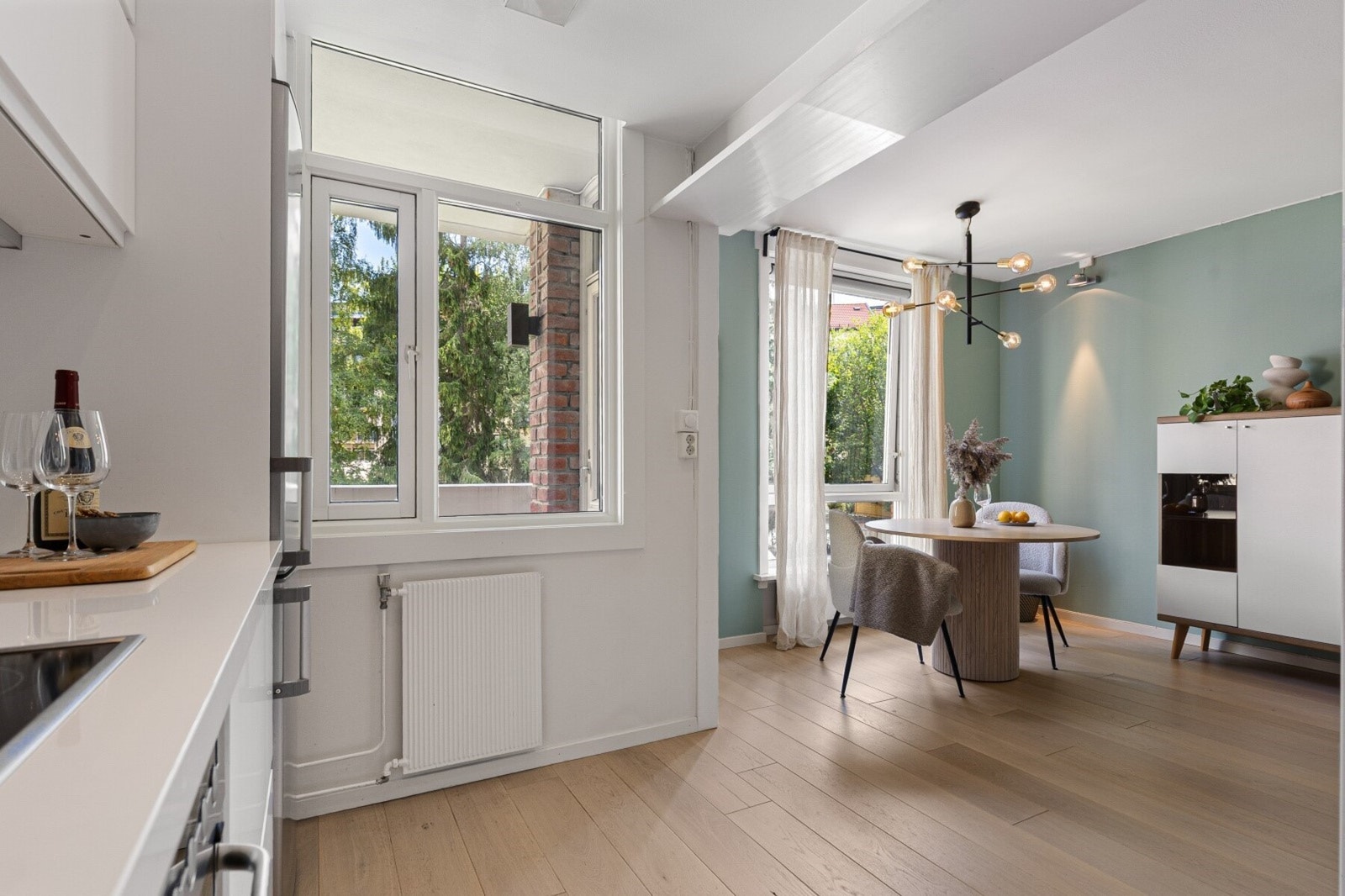 Åpen og sosial løsning mellom stue og kjøkken. Galleribilde