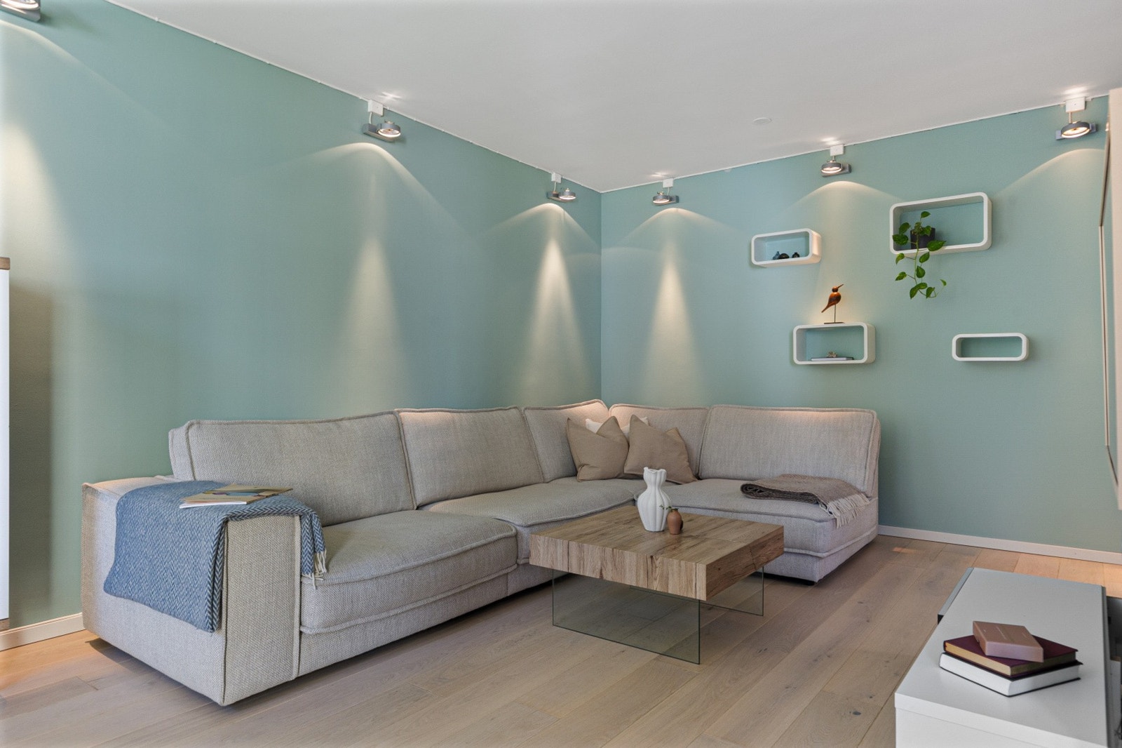 Varmt vann, fyring, tv-og internett er inkludert i felleskostnadene. Galleribilde