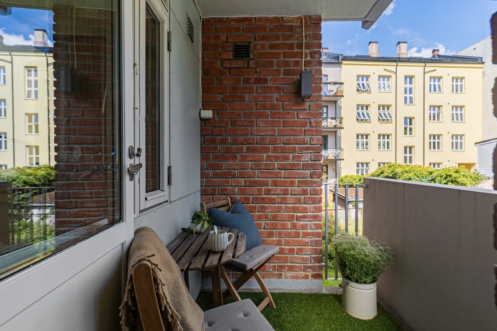 Med morgenkaffen og solstråler rett inn, gir balkongen en rolig start på dagen. Galleribilde