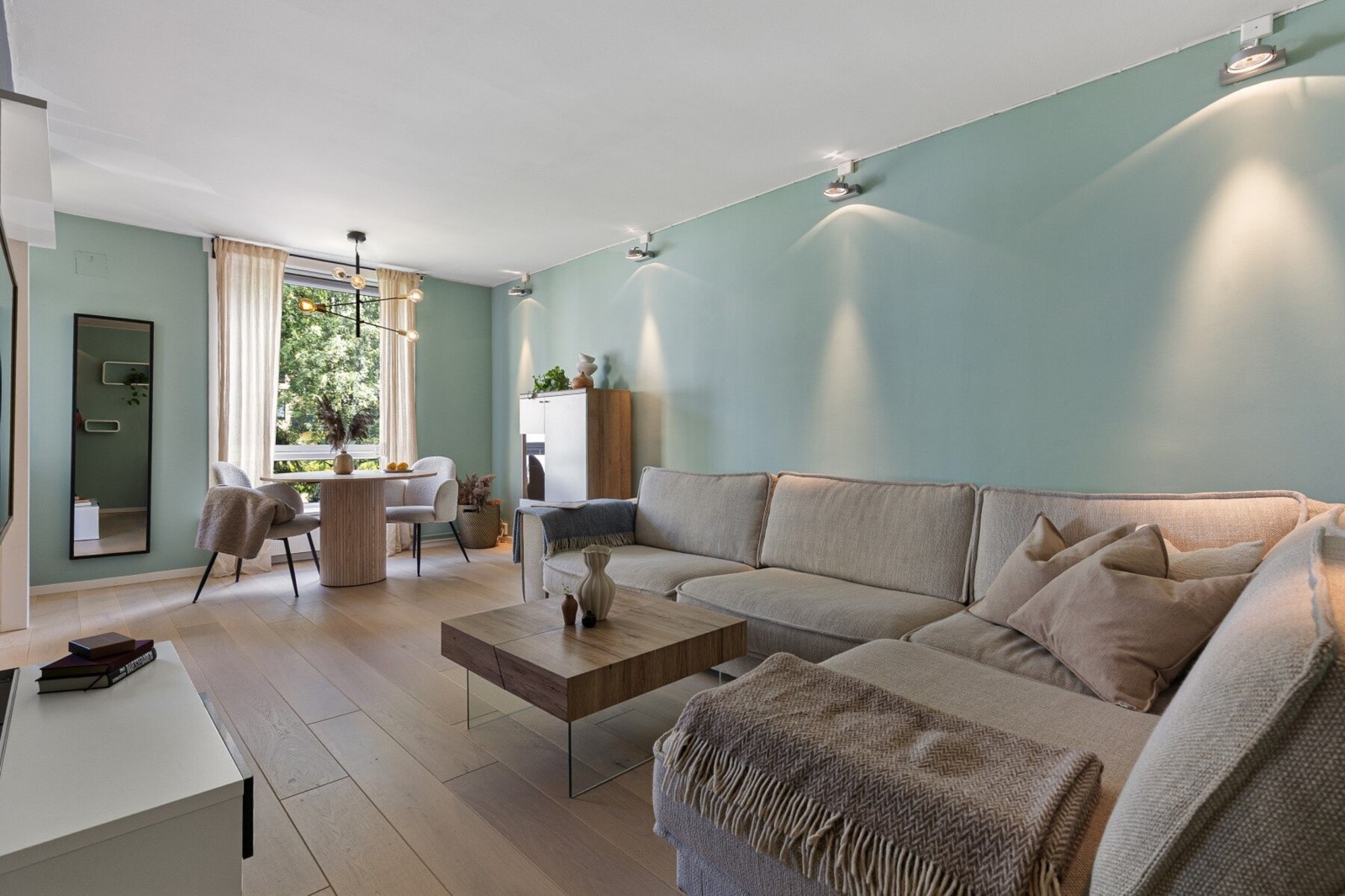 Parkettgulv og lyse vegger gir et lunt og moderne preg. Galleribilde