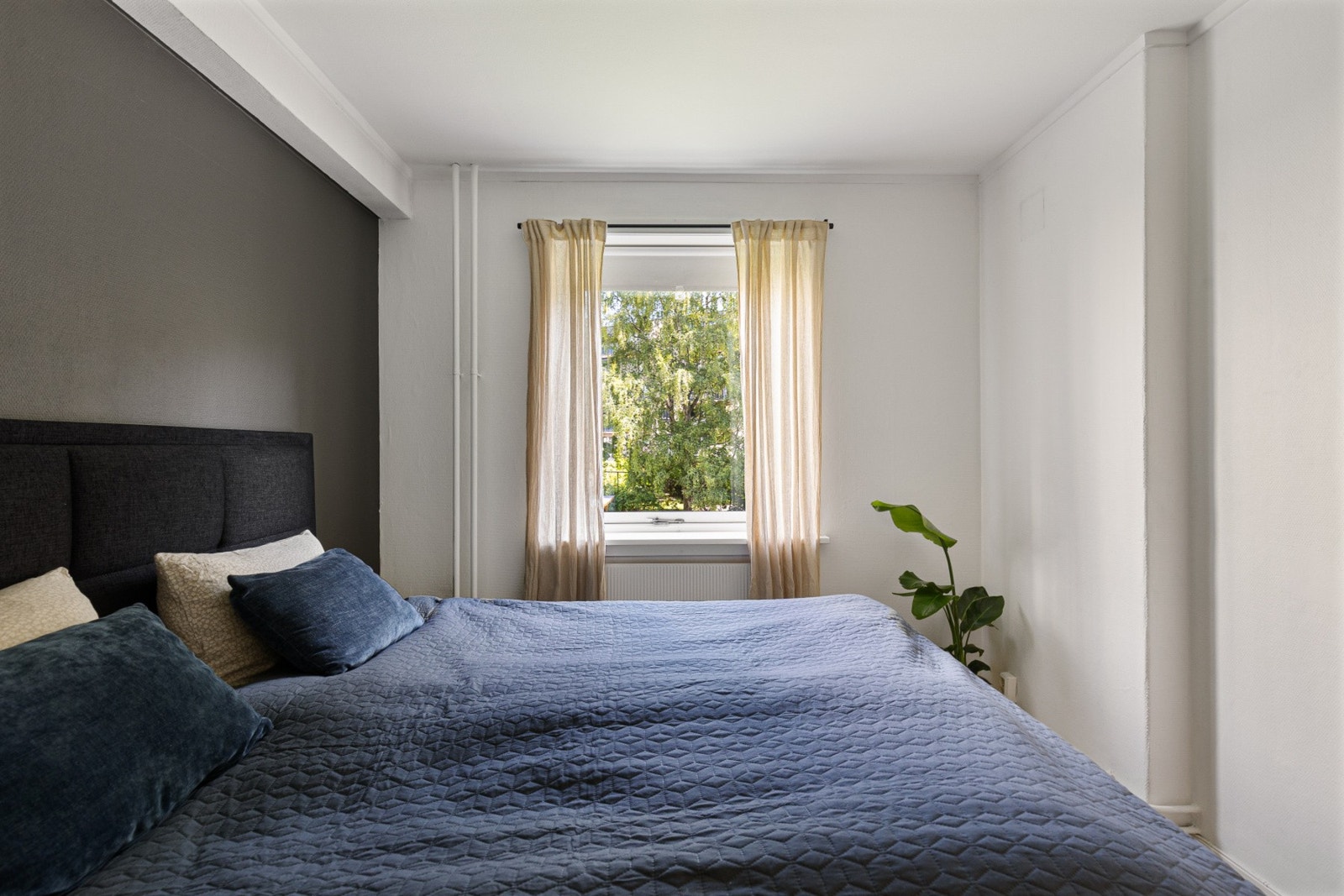 Vendt mot rolig bakgård og med tilknytning til resten av leiligheten uten gjennomgang. Galleribilde