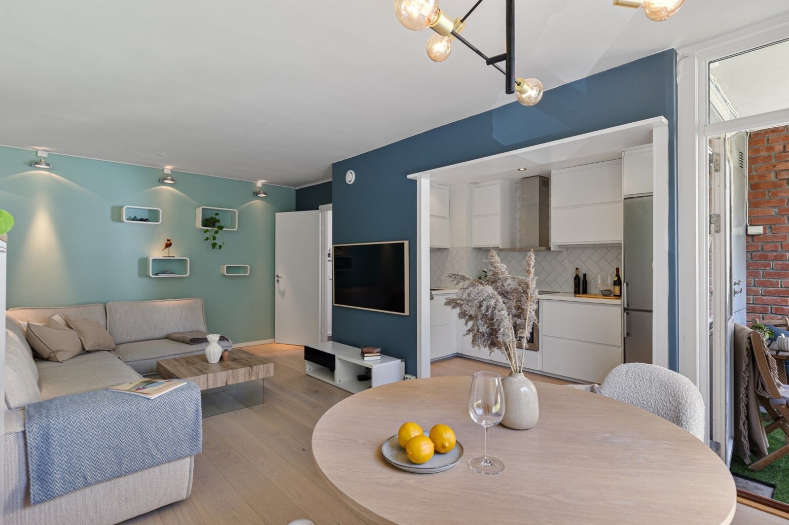 Planløsningen gir fleksibilitet til både sofagruppe, hjemmekontor eller spisebord. Galleribilde