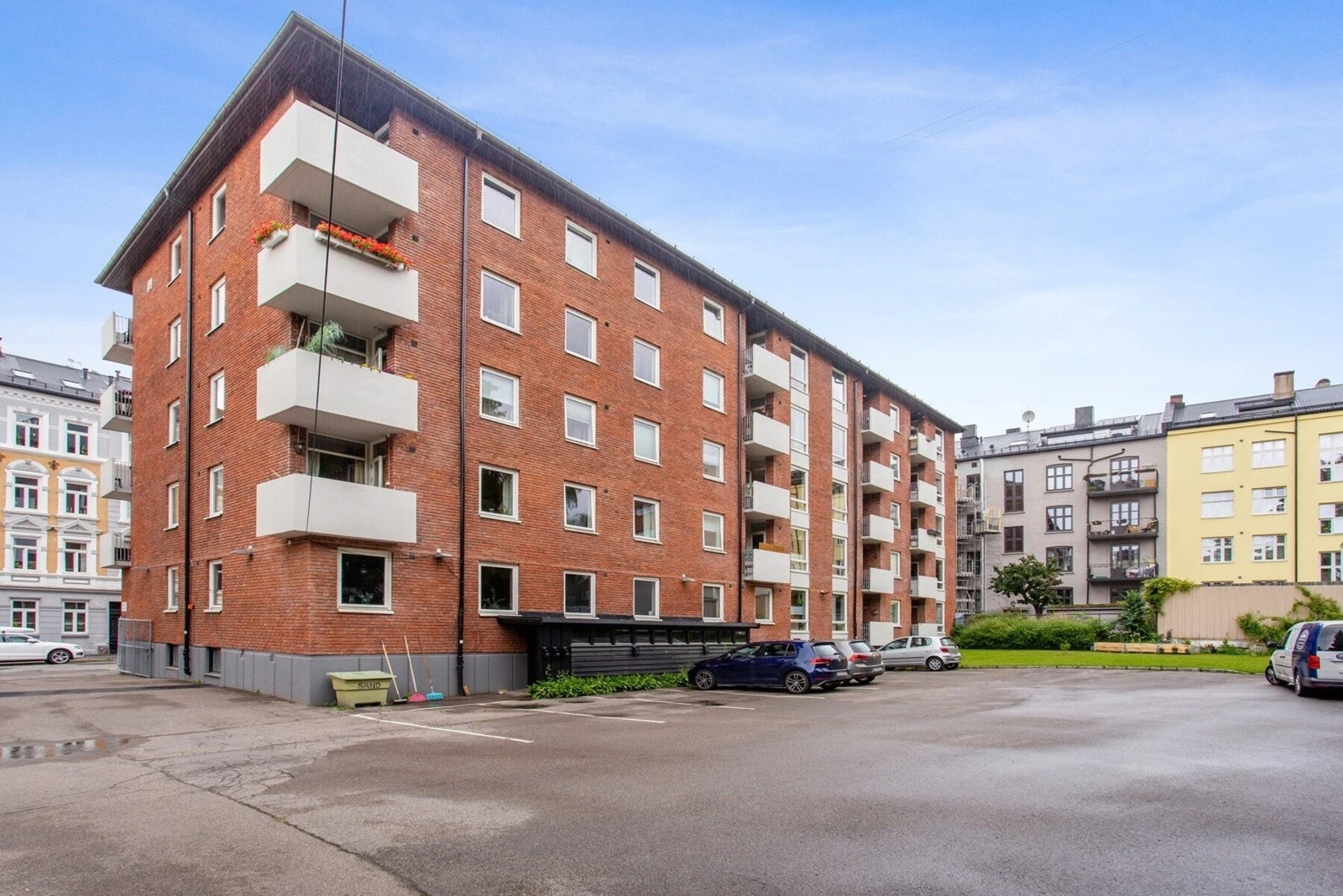 Sjarmerende bygård midt på Grünerløkka! Klassisk 60-tallsarkitektur med teglstein og store vindusflater. Galleribilde