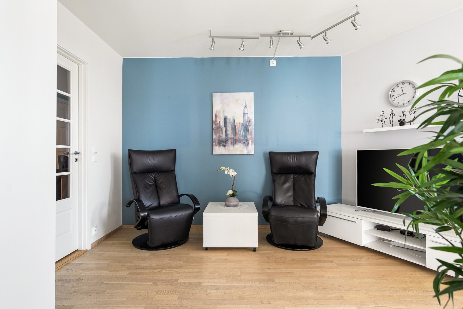 I dag er det møblert til egen hyggelig TV-sone i stuen. Galleribilde