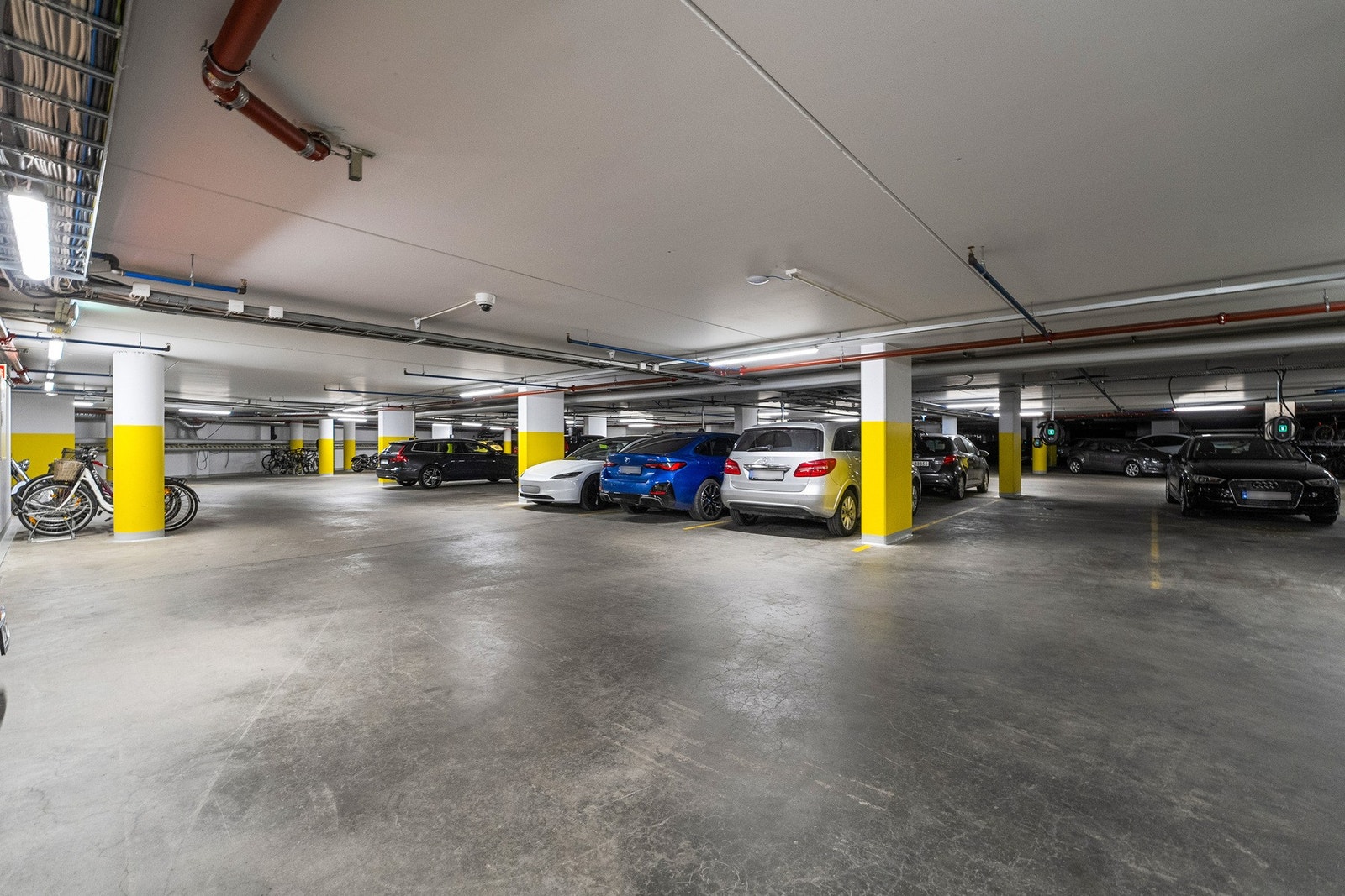 Boligen disponerer 1 biloppstillingsplass i felles parkeringskjeller. Det er lader for el-bil på biloppstillingsplass. Galleribilde